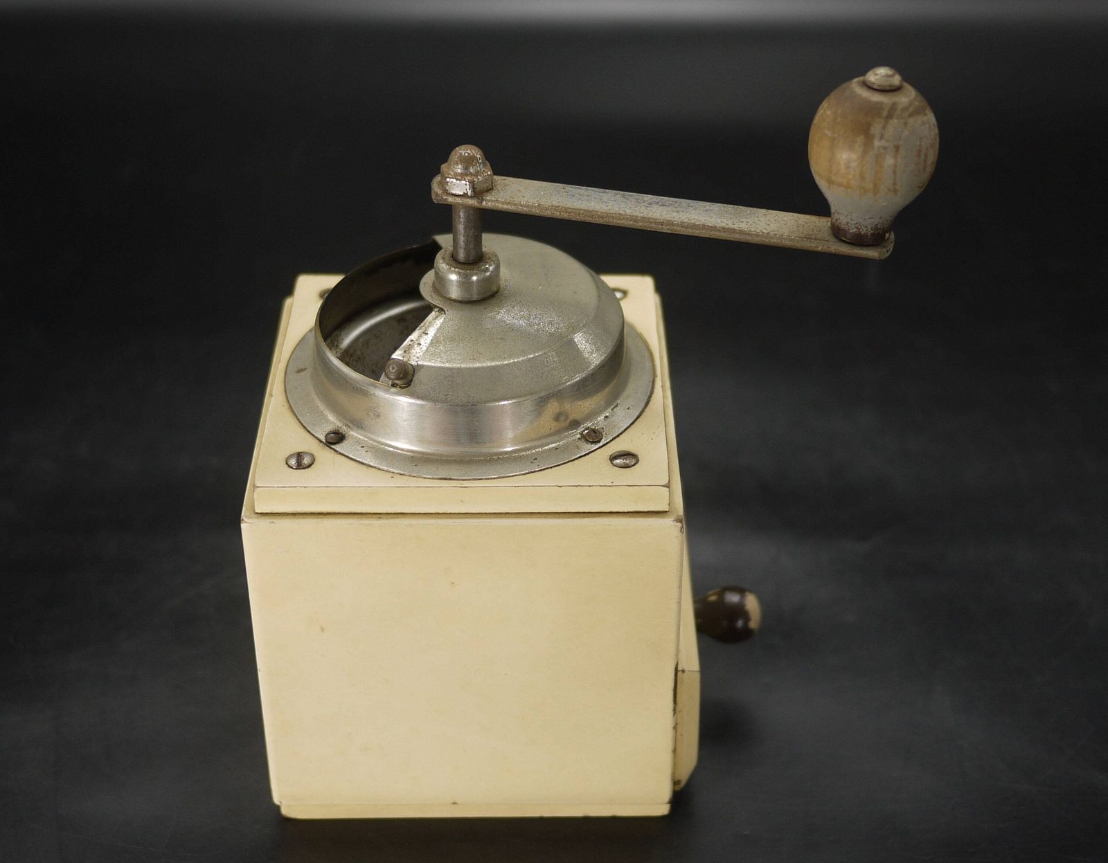 Moulin à café manuel en bois Pede Dienes modèle 718, années 1950 photo vintage