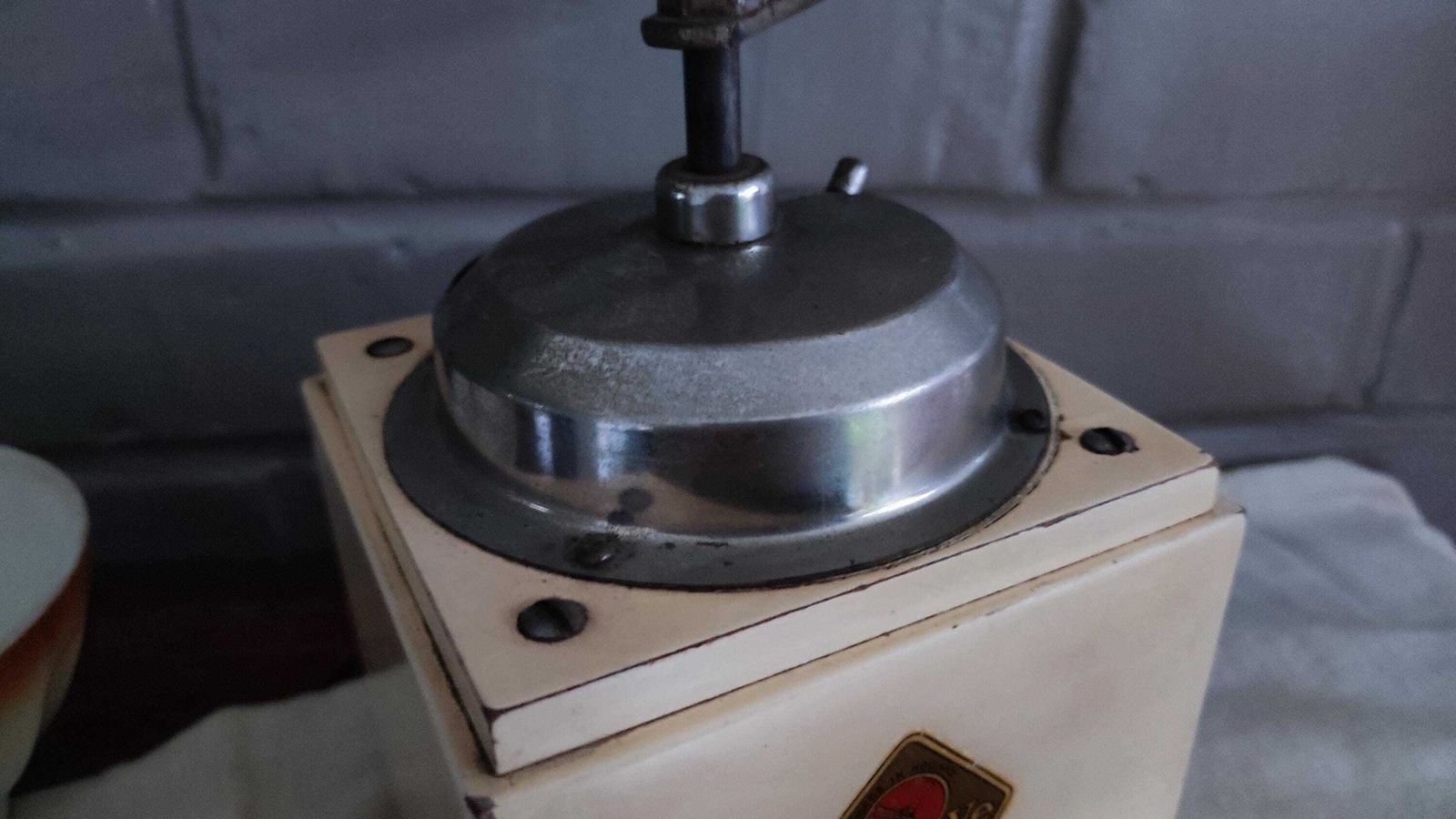 Woonaccessoires Pede Dienes Houten Handmatige Koffiemolen Model 718, jaren 1950 photo