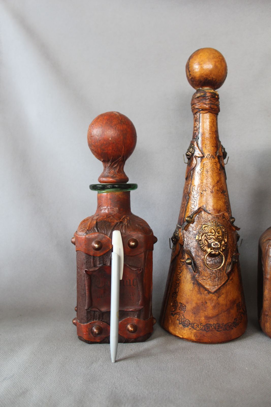 Set van 3 vintage Italiaanse leren beklede glazen karaffen, Italy Wrapped Bottle, Whisky Cognac, leeuwenkop, handversierd, haken, stop photo furniture