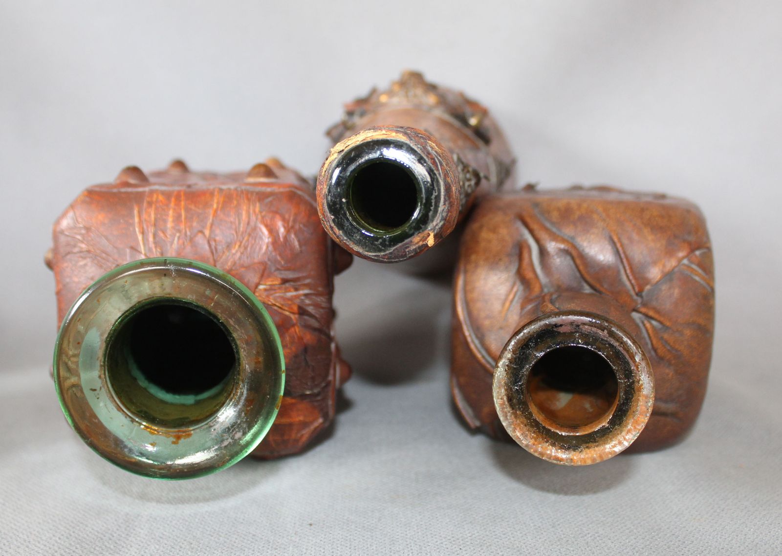 photo vintage Set van 3 vintage Italiaanse leren beklede glazen karaffen, Italy Wrapped Bottle, Whisky Cognac, leeuwenkop, handversierd, haken, stop