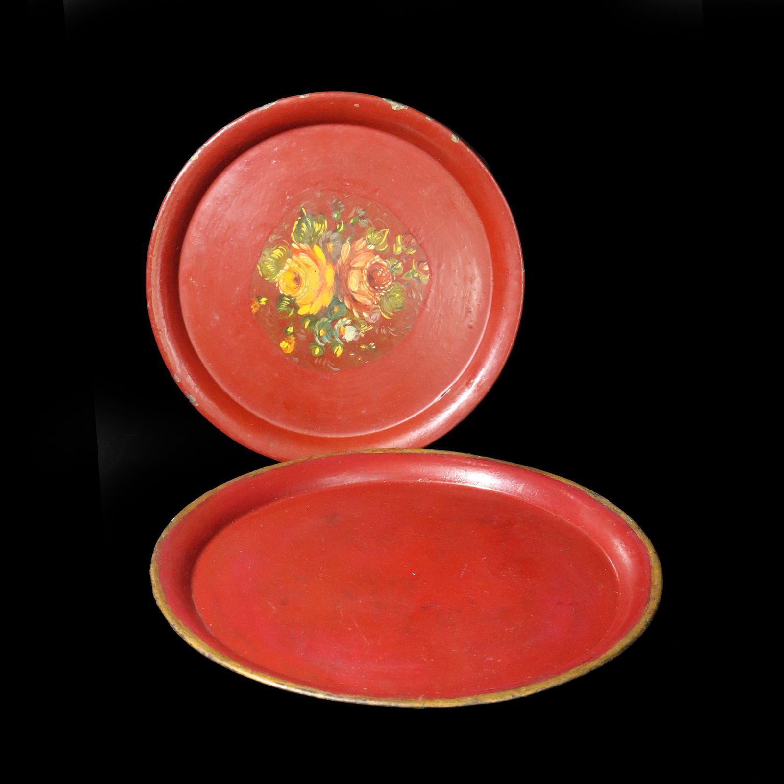 Franse ronde Napoleon III tole dienbladen, set van 2 rode gouden bloemige antieke schalen photo Woonaccessoires