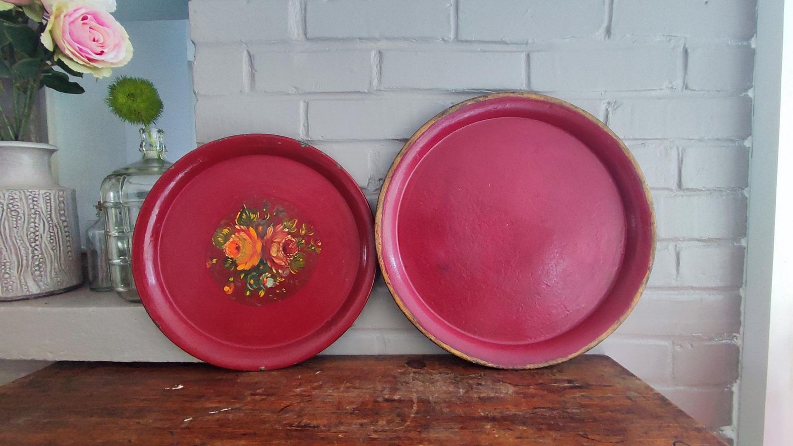 Franse ronde Napoleon III tole dienbladen, set van 2 rode gouden bloemige antieke schalen photo vintage