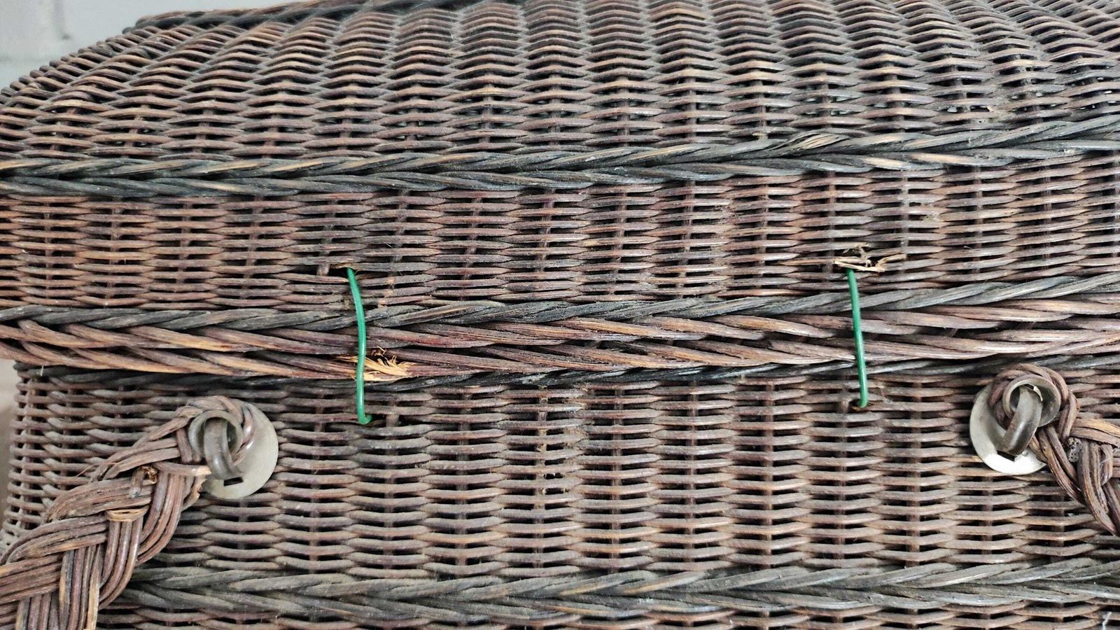Woonaccessoires Antieke Franse donkere gevlochten rieten boerenmandje met handvatten photo