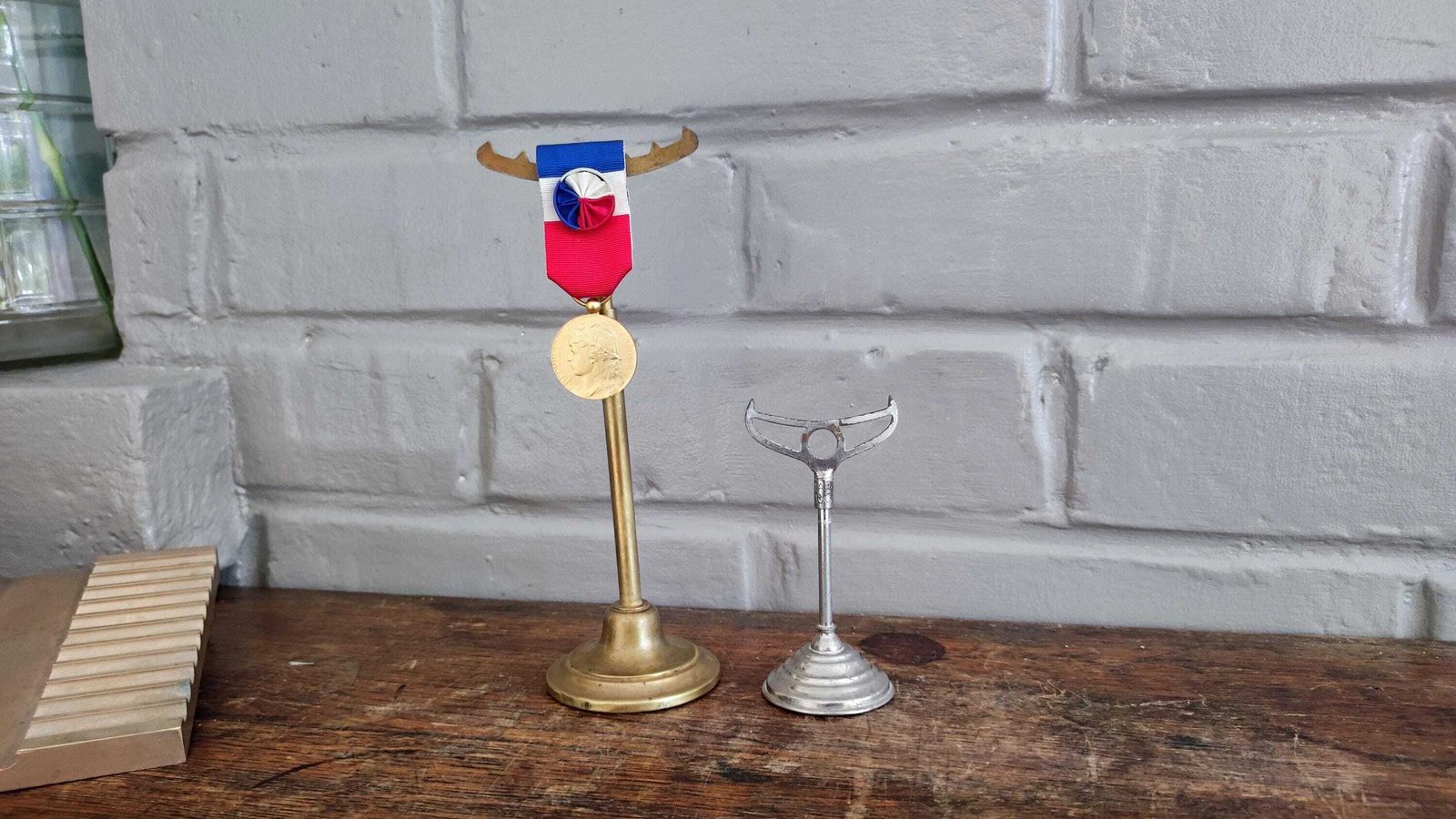 Présentoirs à bijoux d'époque, lot de 2, Siegel Paris Lamachineabr photo for sale
