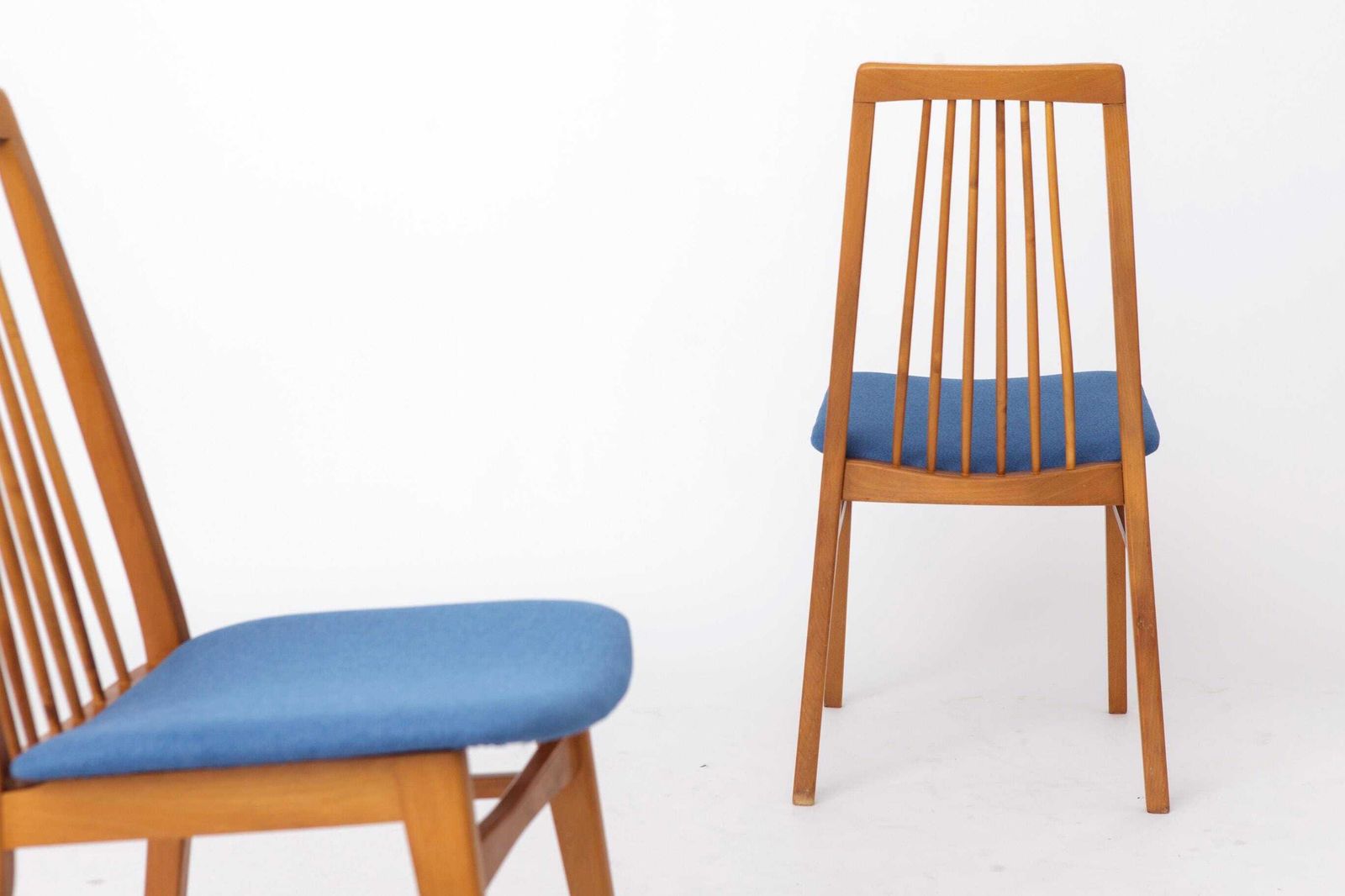 photo for sale Set van 6 Duitse eetkamerstoelen, jaren 1960 | Massief beuken mid-century stoelen | Opnieuw bekleed