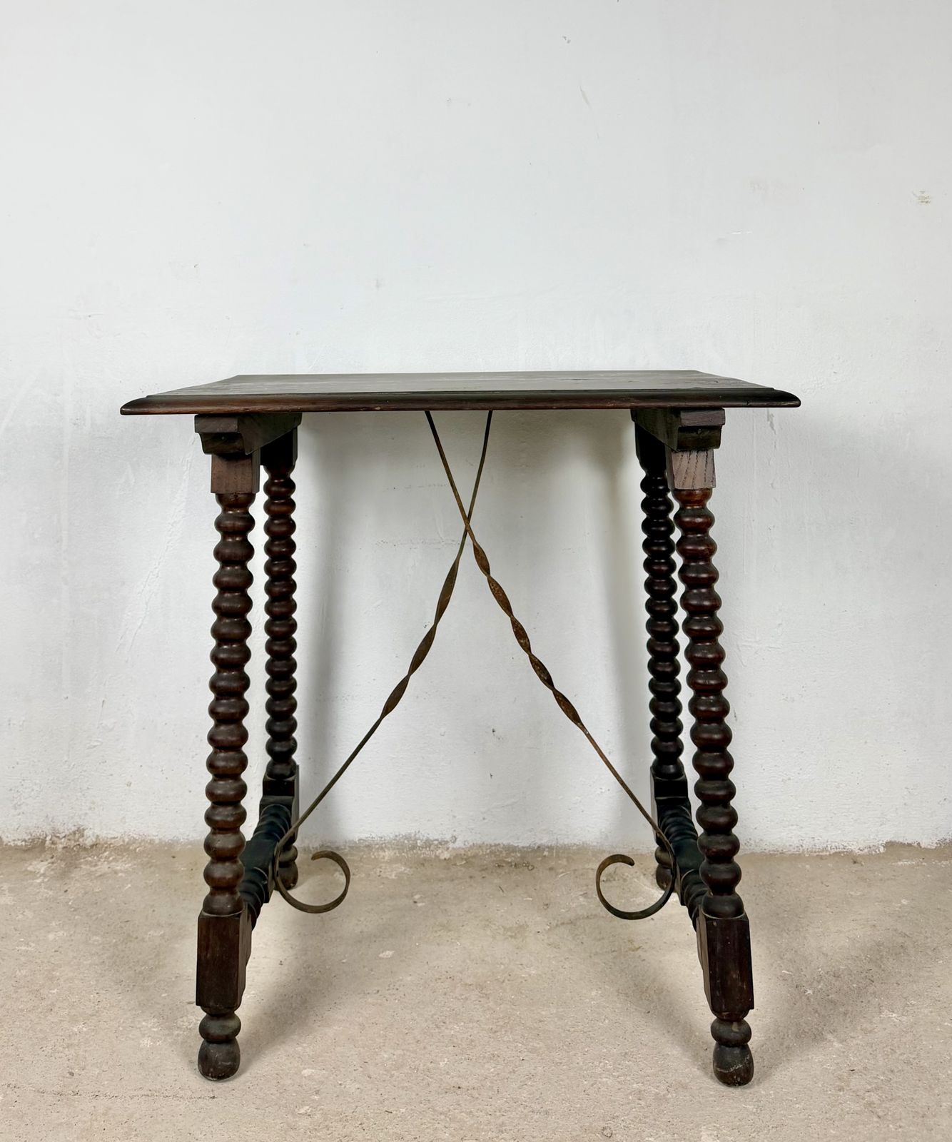 Spaanse bijzettafel met gedraaide poten en smeedijzeren verbindingsstangen, jaren 1930 photo furniture