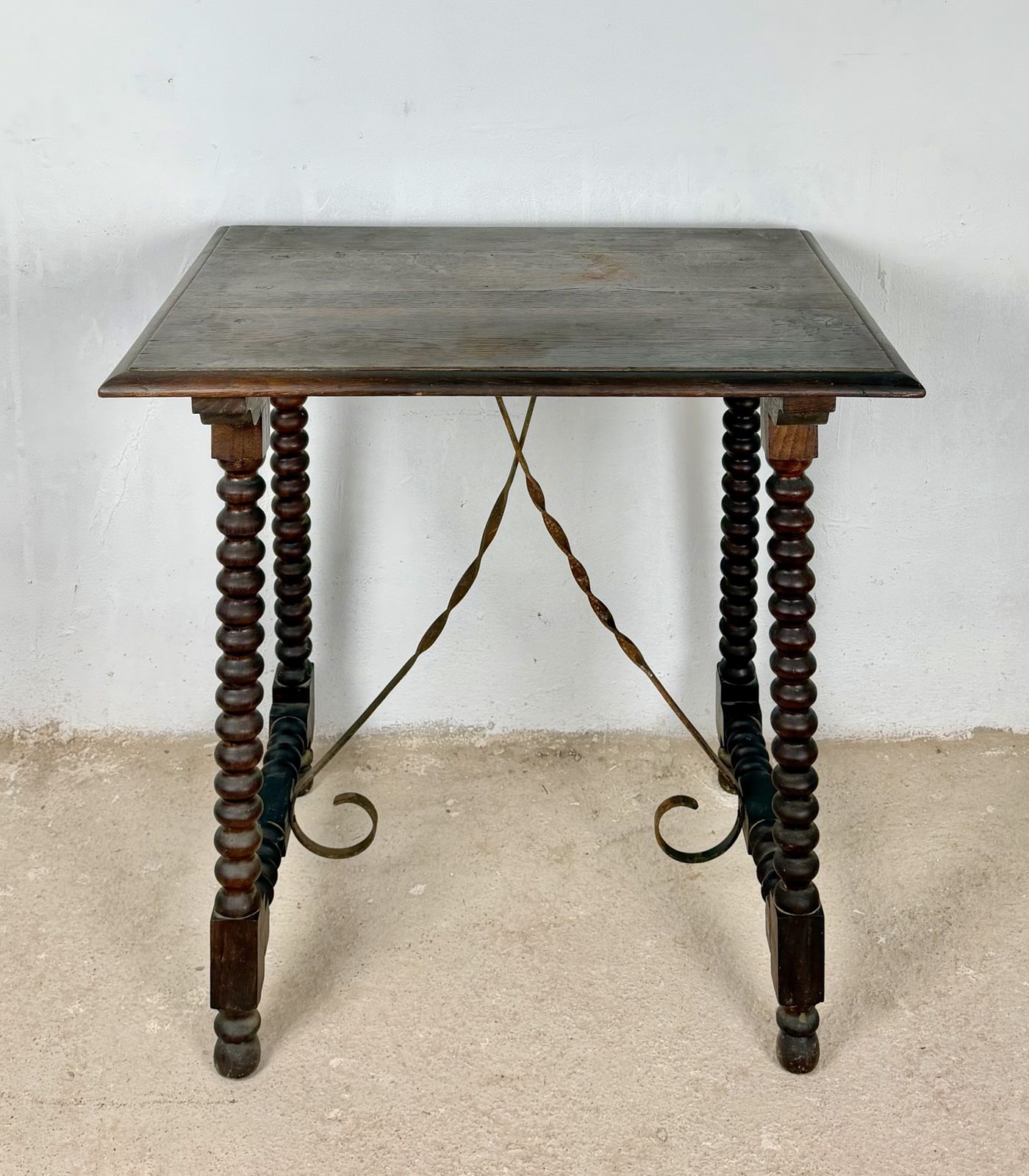 Spaanse bijzettafel met gedraaide poten en smeedijzeren verbindingsstangen, jaren 1930 photo for sale