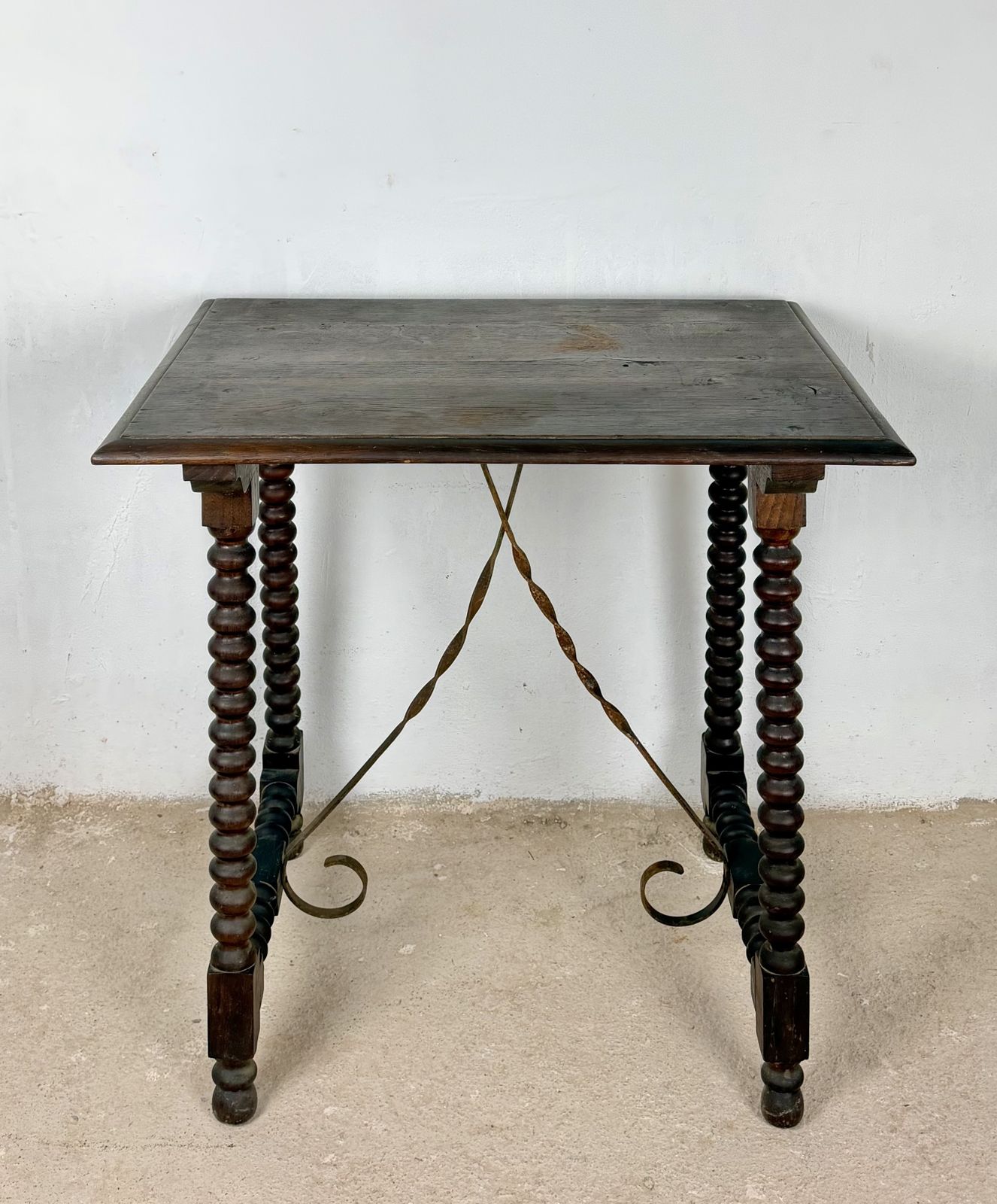 Spaanse bijzettafel met gedraaide poten en smeedijzeren verbindingsstangen, jaren 1930 photo Meubels