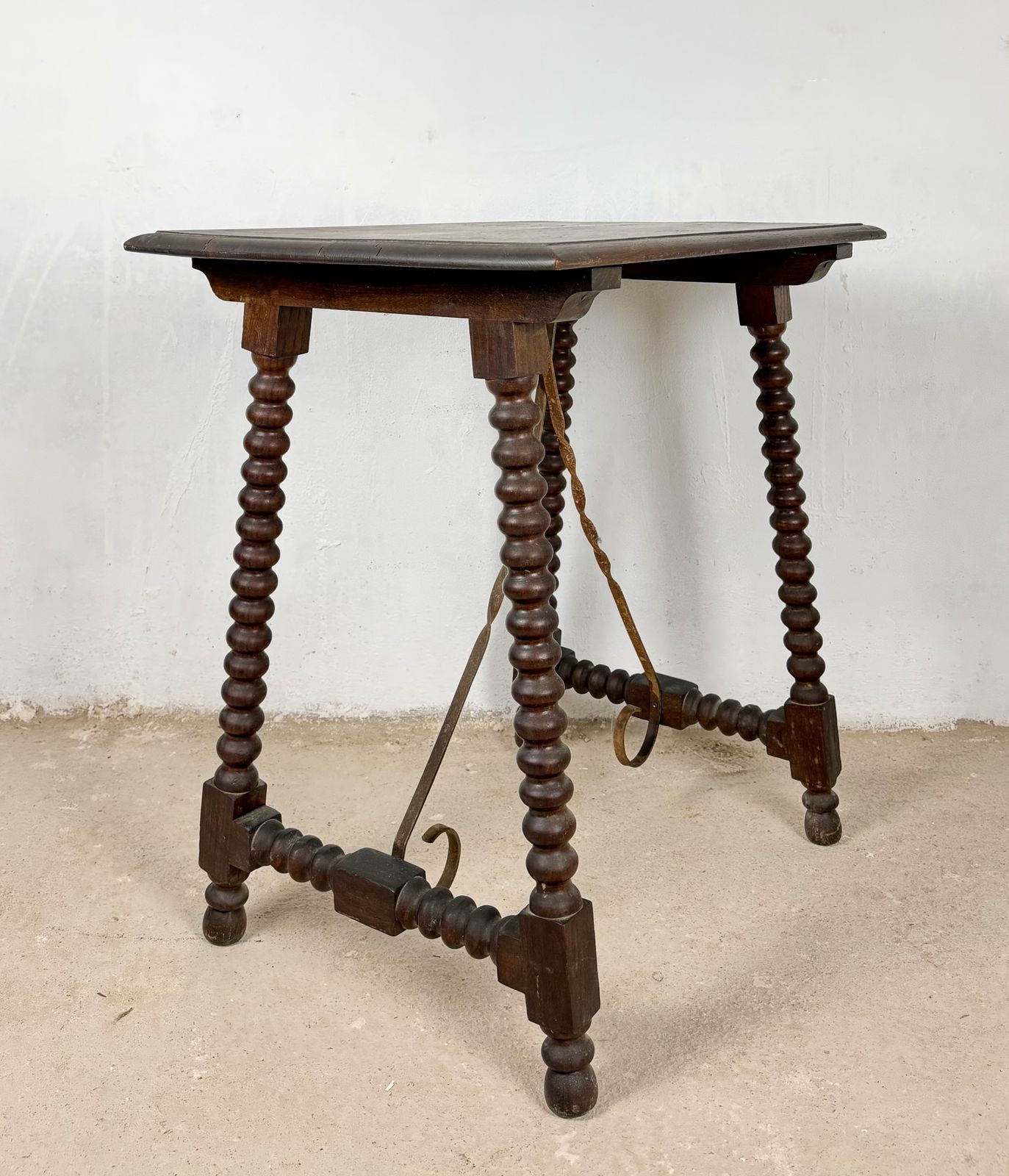 Spaanse bijzettafel met gedraaide poten en smeedijzeren verbindingsstangen, jaren 1930 photo 1720.0