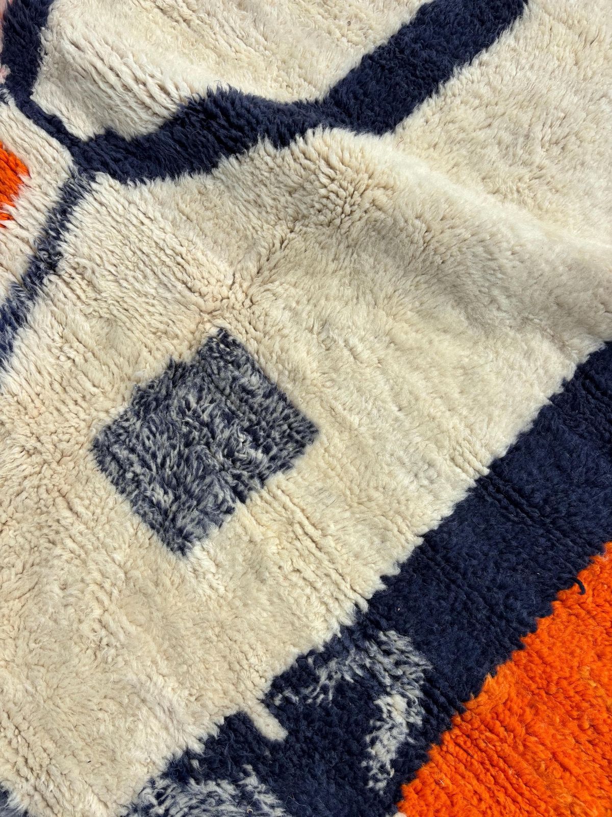 Wit en oranje Marokkaans vloerkleed 250x250 cm, authentiek Marokkaans vloerkleed, Berber tapijt, wollen vloerkleed, handgemaakt vloerkleed, Beni Ourain stijl, photo vintage