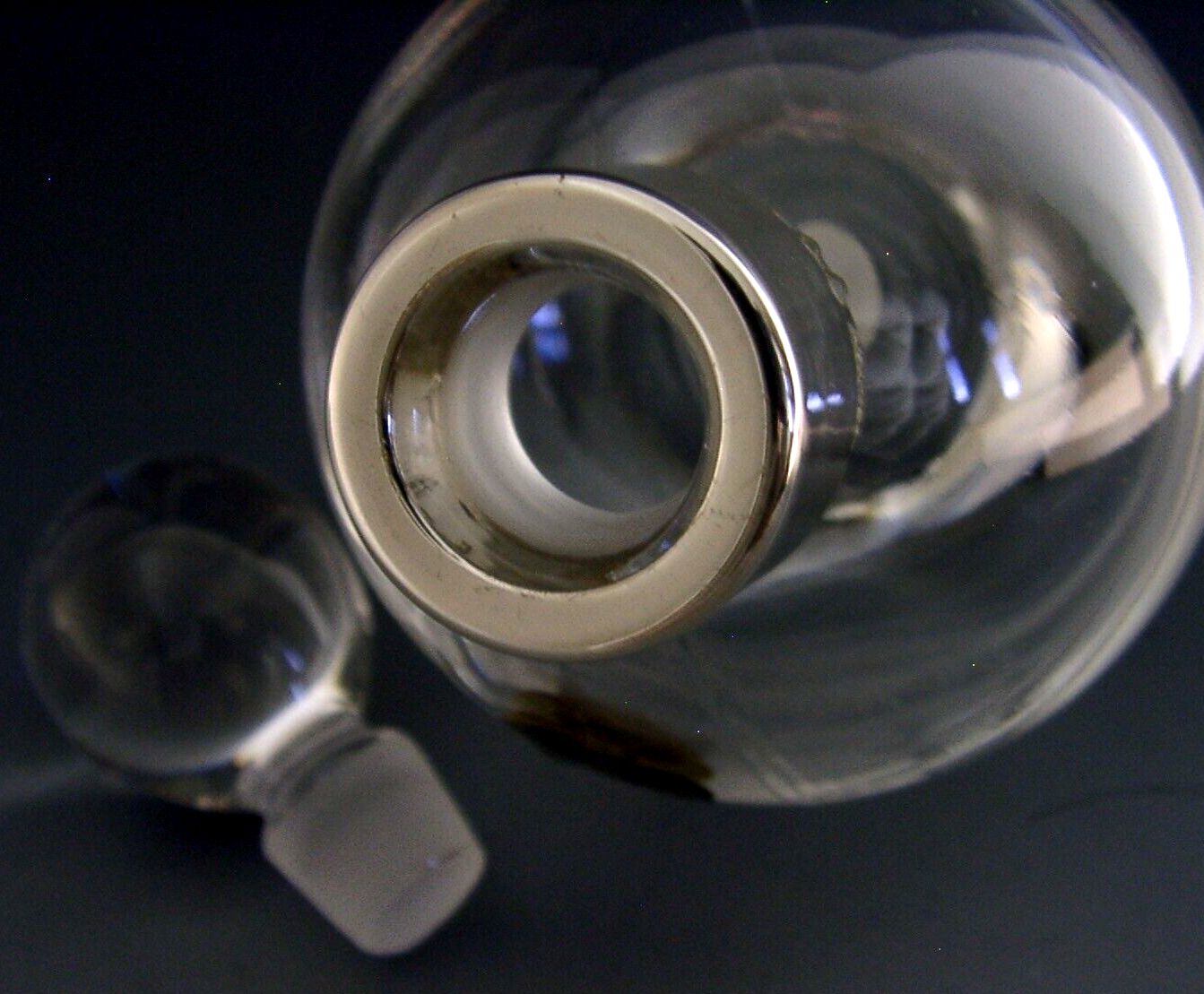 Flacon de parfum anglais en argent massif sterling et verre cristal, pour coiffeuse, 2005 photo for sale