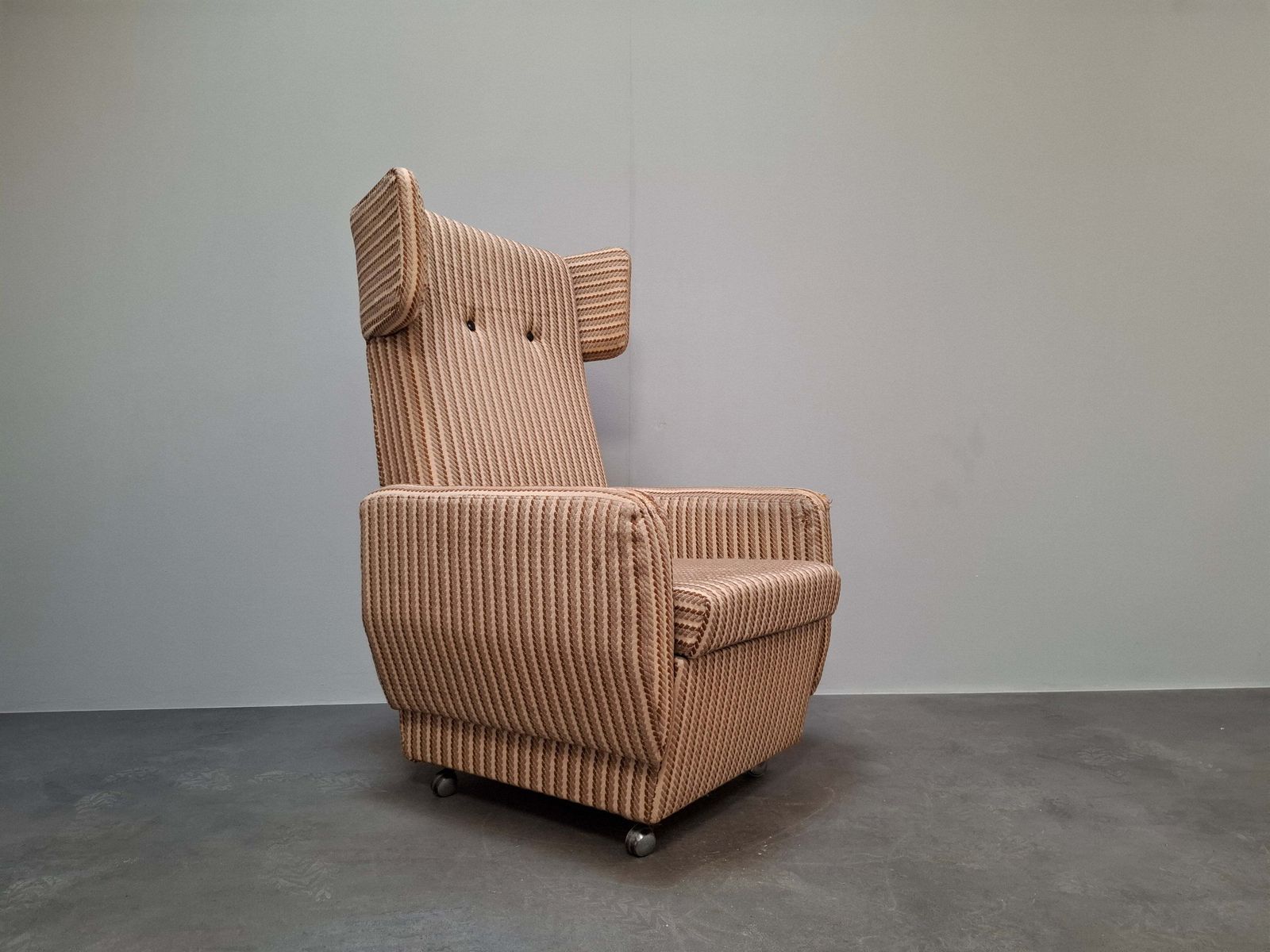 803.0 Mid-Century Modern Wingback Lounge Fauteuil Op Wieltjes Met Originele Bekleding photo