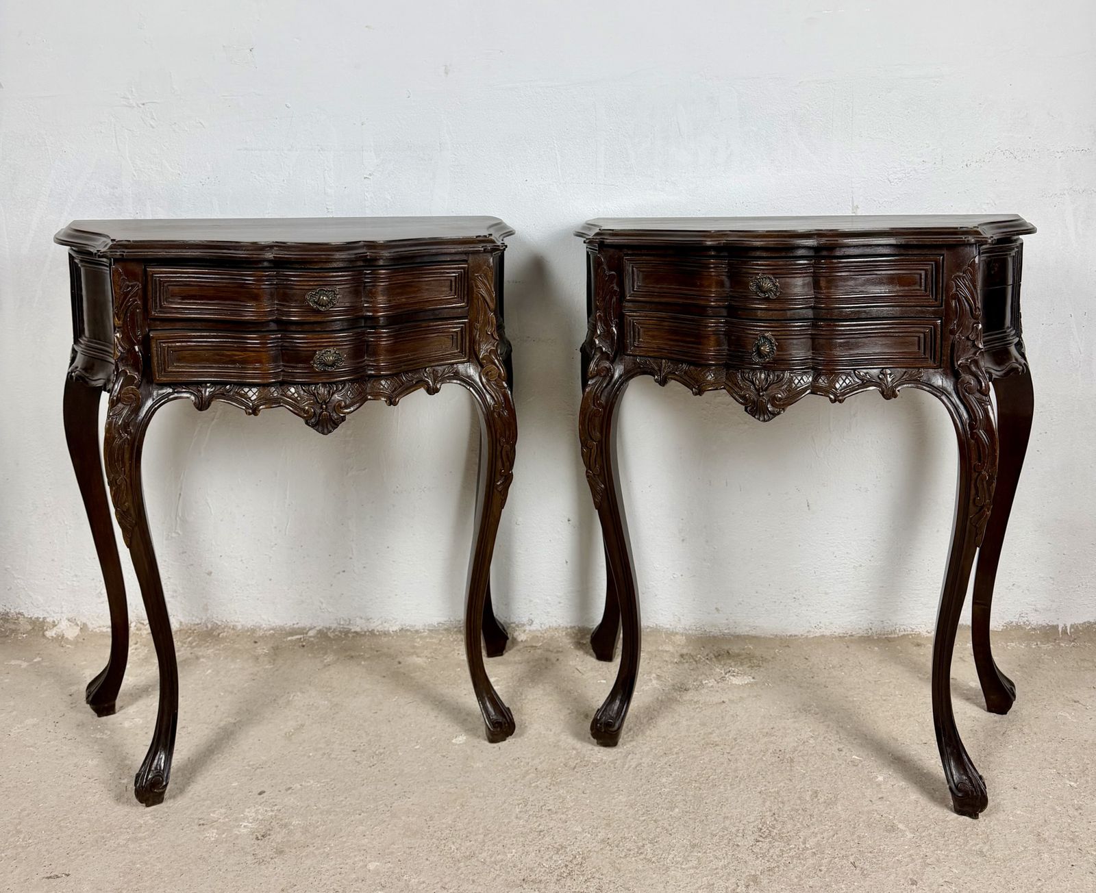 Paar Franse Louis XV Stijl Bombe Nachtkastjes Met Twee Lades photo furniture