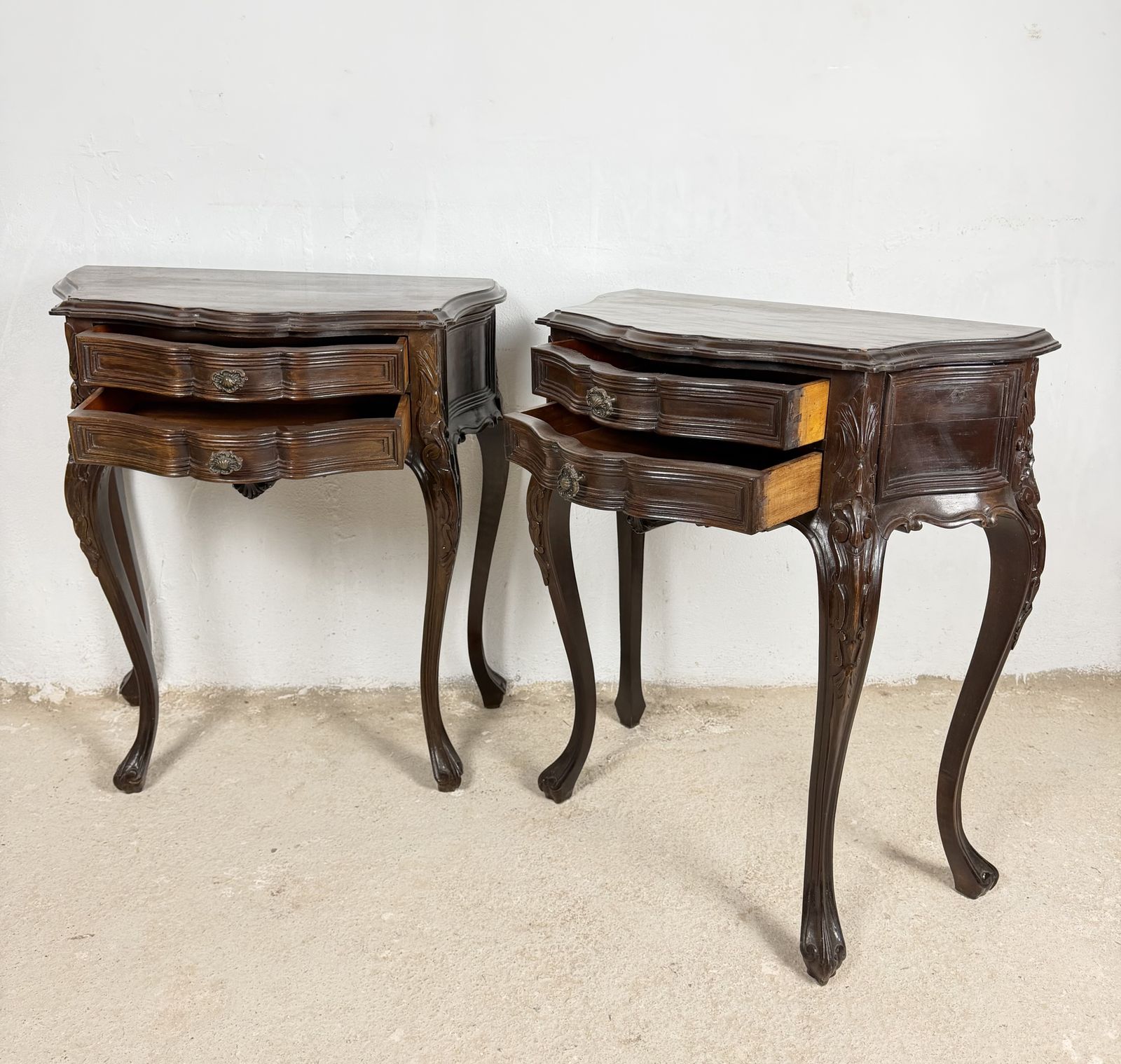 Paar Franse Louis XV Stijl Bombe Nachtkastjes Met Twee Lades photo 2440.0