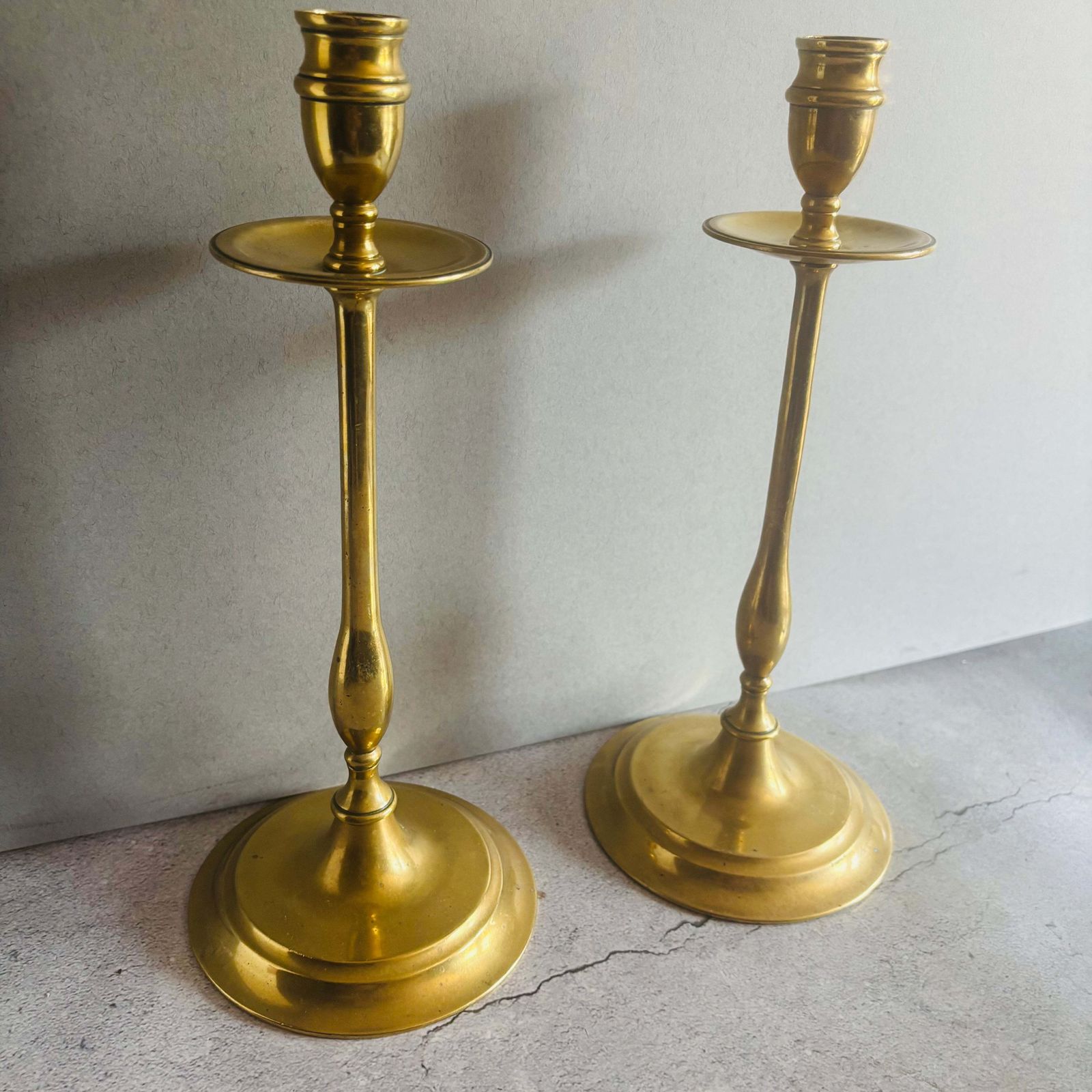 Antieke Hoge Messing Kandelaars photo for sale