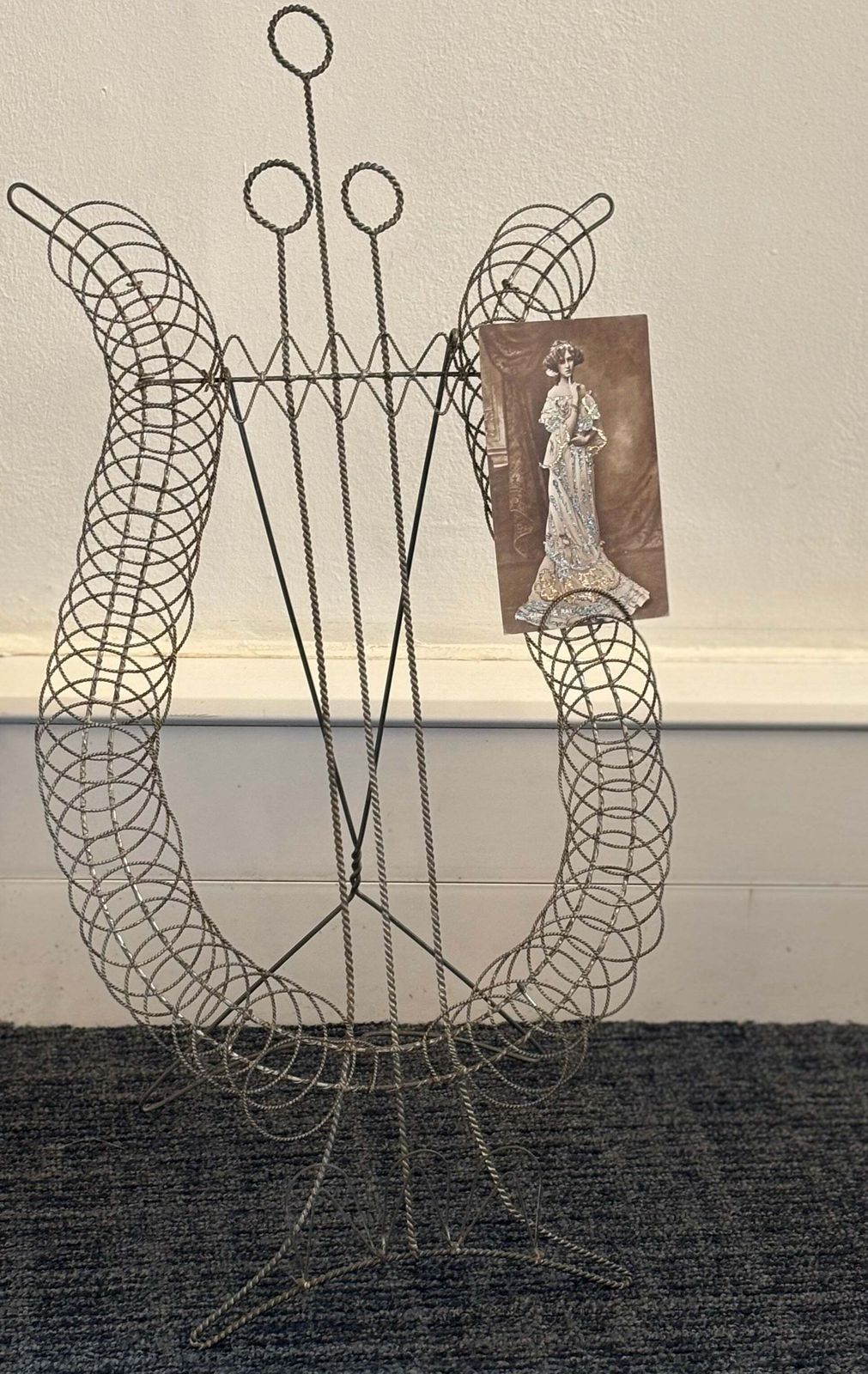 Antiek draadsculptuur ornamenteel standaard photo furniture