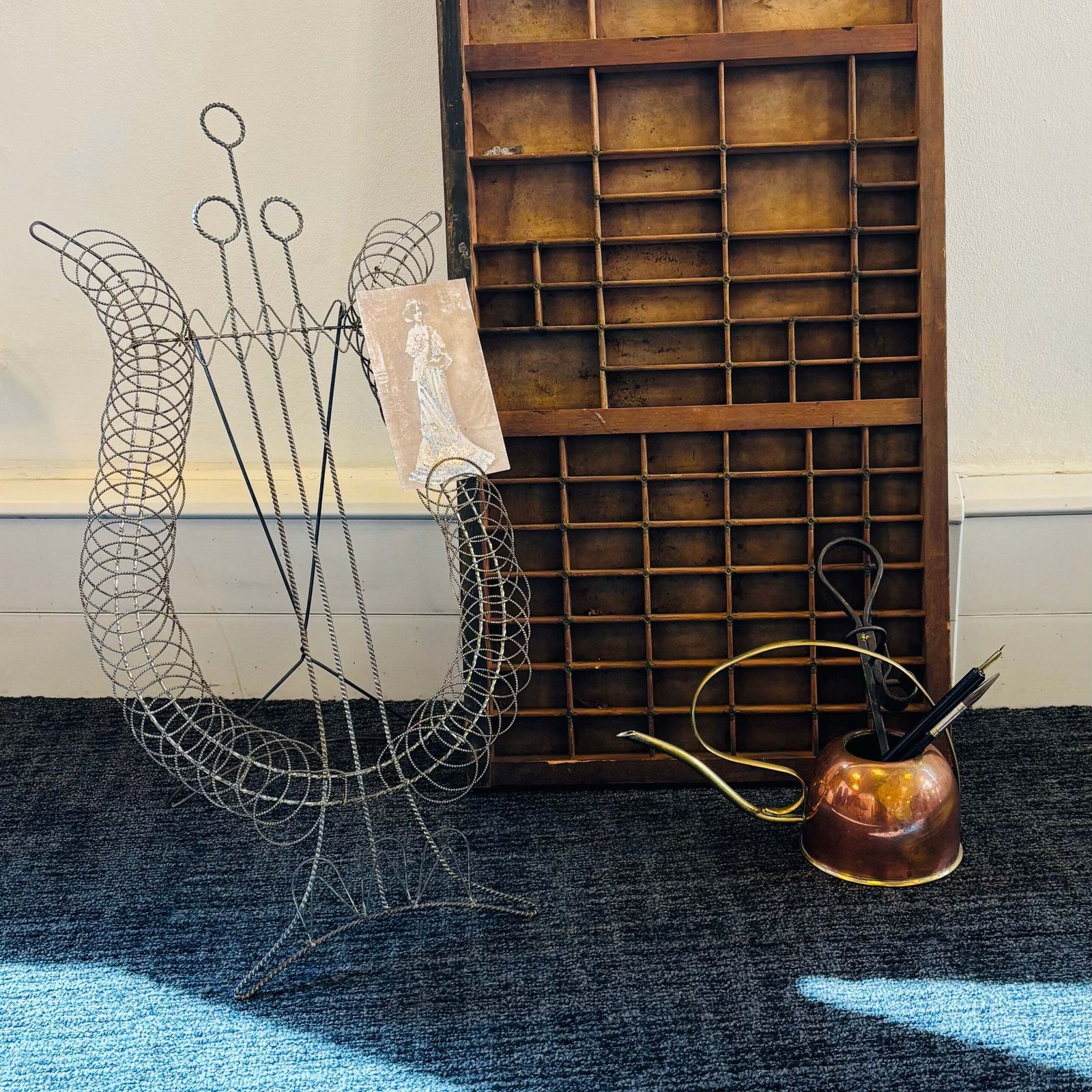 photo furniture Antiek draadsculptuur ornamenteel standaard