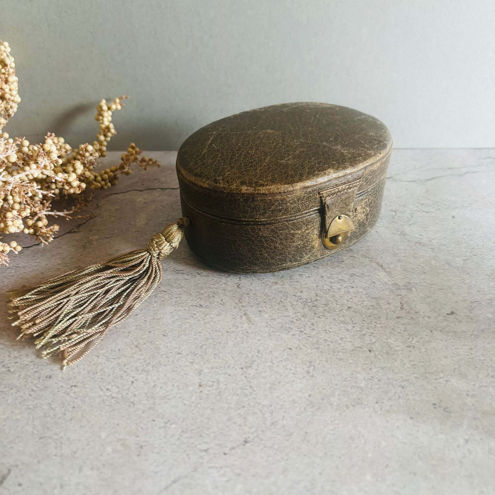 photo furniture Antiek leren doosje met kwastje