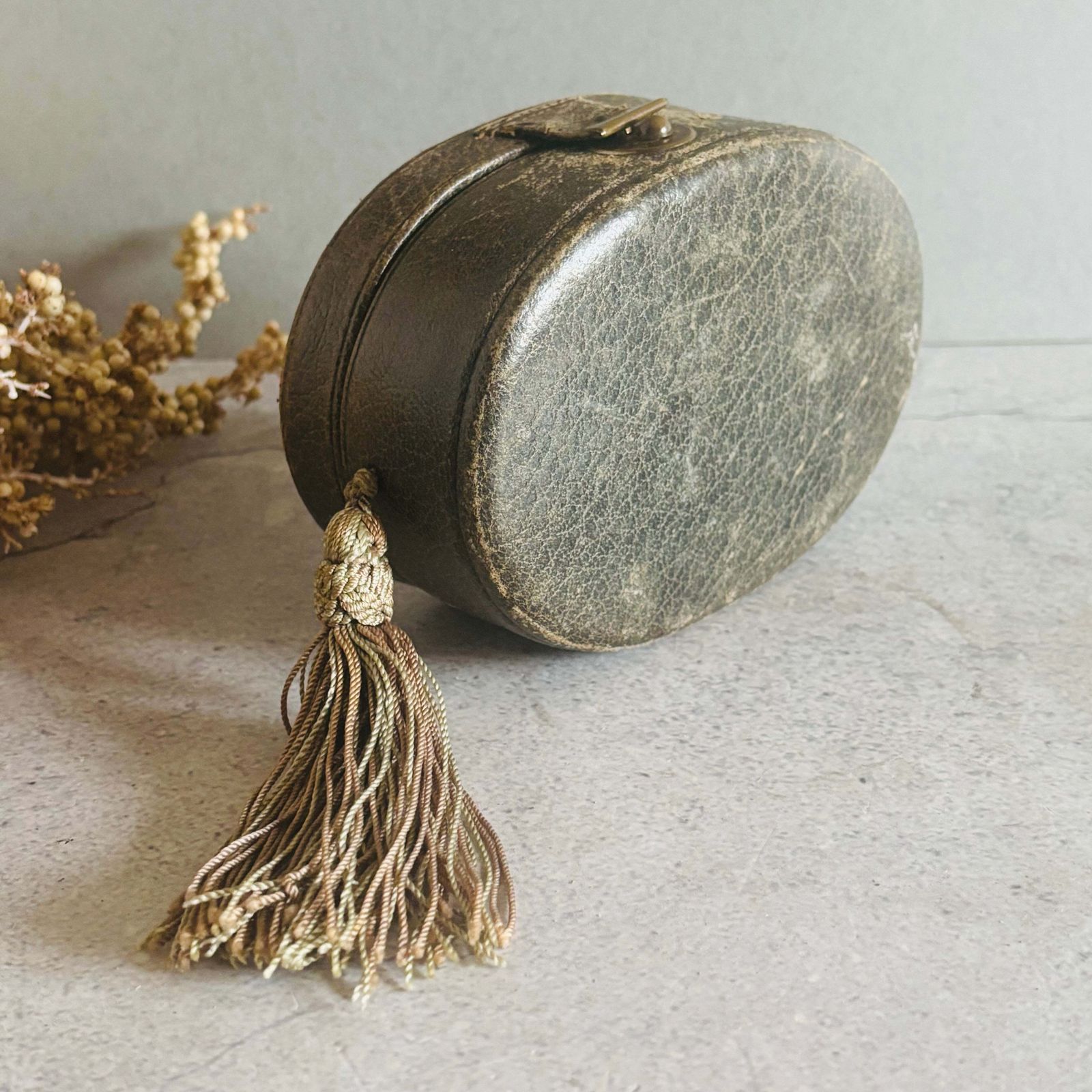 photo vintage Antiek leren doosje met kwastje