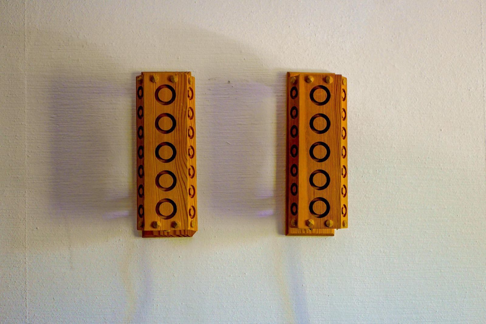 Appliques scandinaves modern, paire d'appliques murales mid-century modern en bois de pin photo for sale