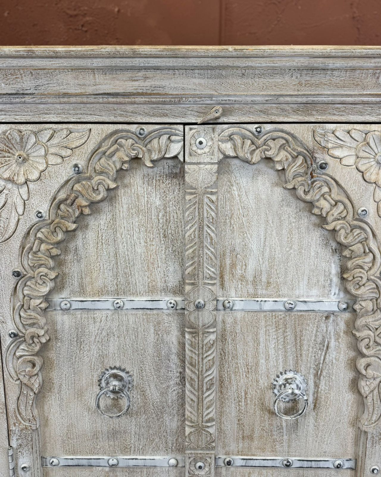 Handgesneden mangohout kledingkast met 2 deuren en witgekalkt boogmotief photo 725.0