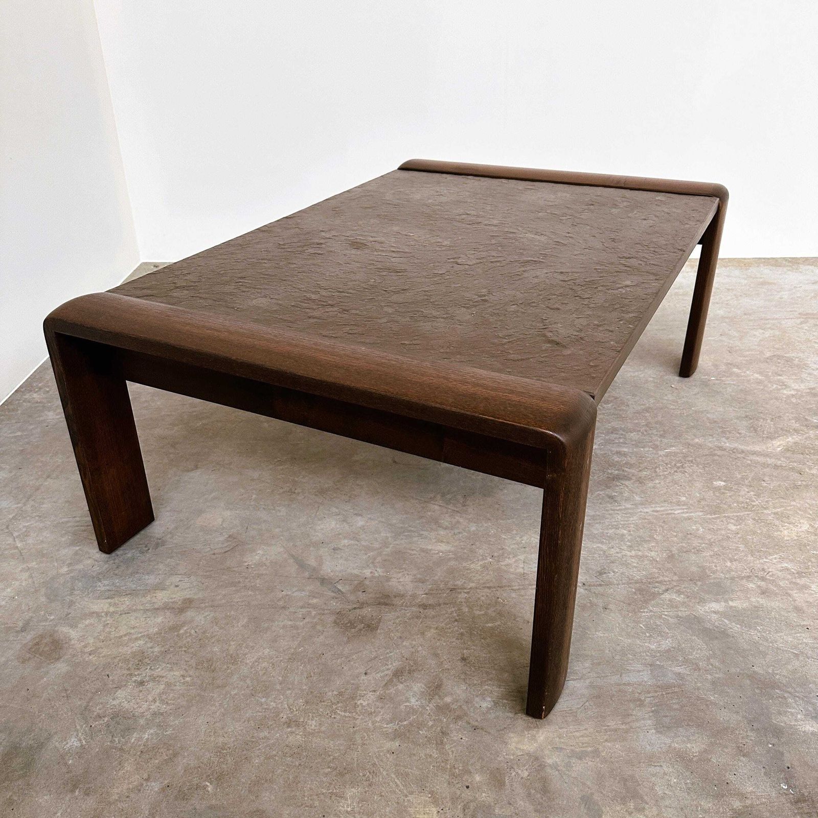 photo for sale Vintage Belgische eiken en fossiel leisteen salontafel, Brutalist Modern, jaren 1970