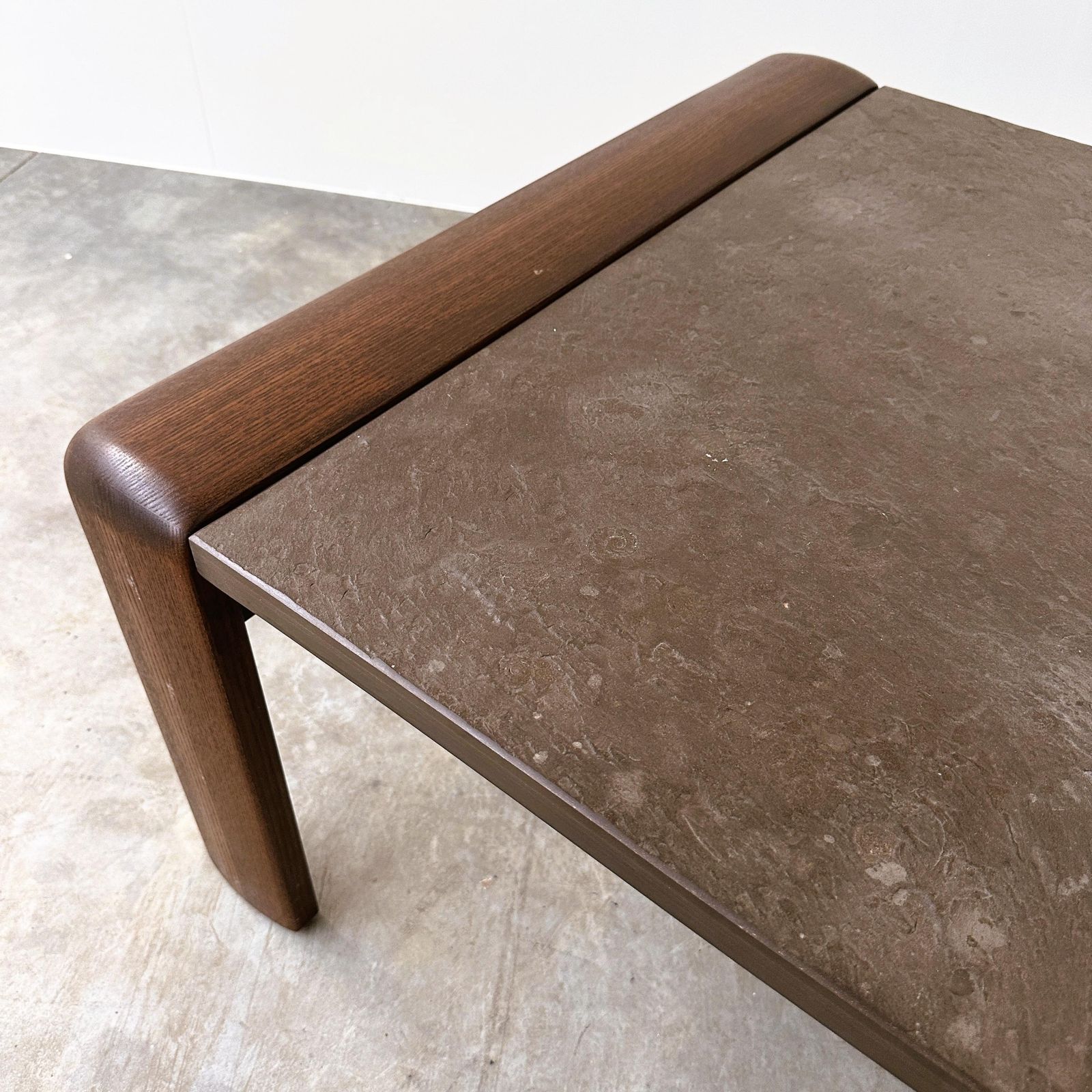 1030.0 Vintage Belgische eiken en fossiel leisteen salontafel, Brutalist Modern, jaren 1970 photo