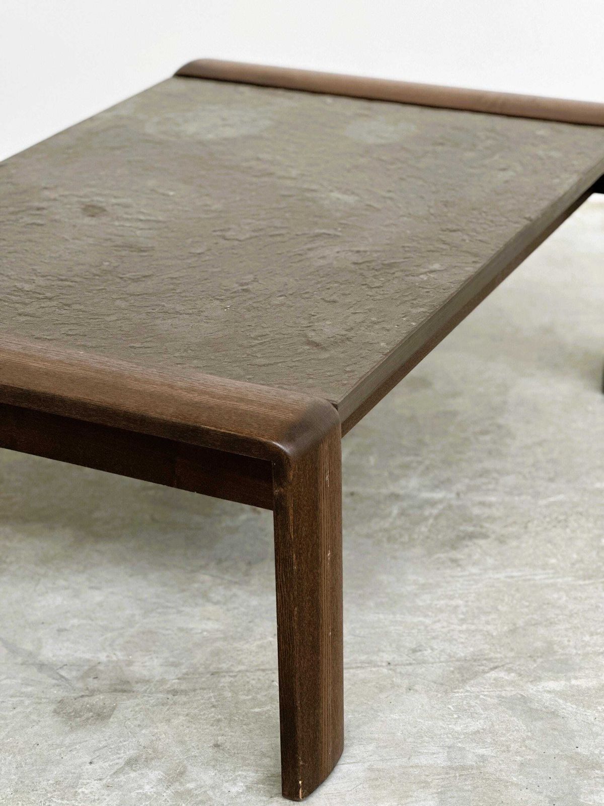 photo vinterior Vintage Belgische eiken en fossiel leisteen salontafel, Brutalist Modern, jaren 1970