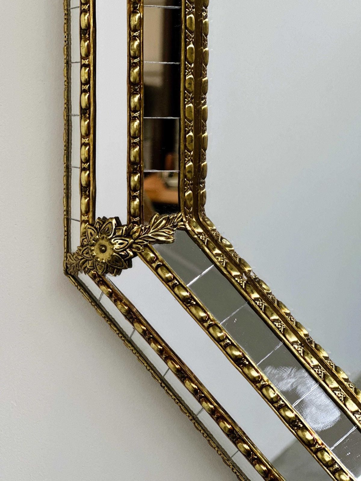 Grote Spaanse Vergulde Metalen Wandspiegel met Geslepen Mozaïekglas, Achthoekig, Hollywood Regency, jaren 1980. photo Woonaccessoires