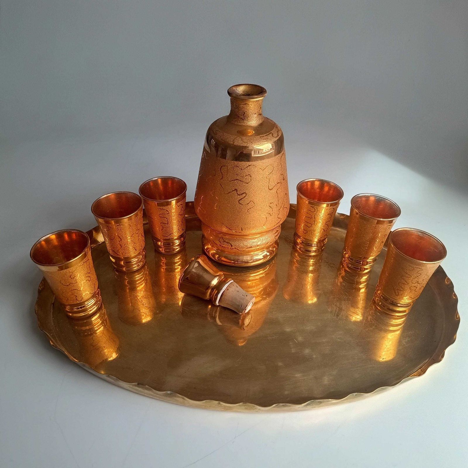 photo furniture Belgisch Laeken Cristal Mid Century Gouden Likeur Vodka Set 6 Shotglazen, Hollywood Regency