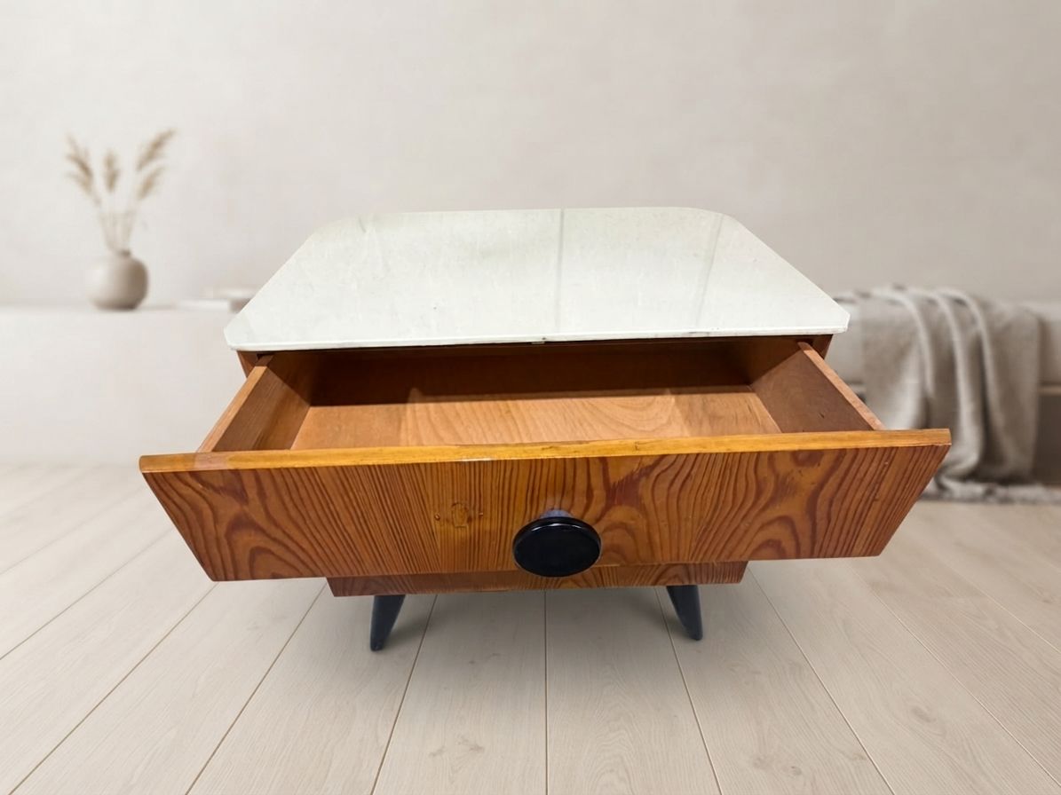 Volledig gerestaureerd nachtkastje van Jindřich Halabala voor ÚP Závody, mid-century modern, jaren 1950, Tsjecho-Slowakije, 55 × 51 × 37 cm photo vinterior