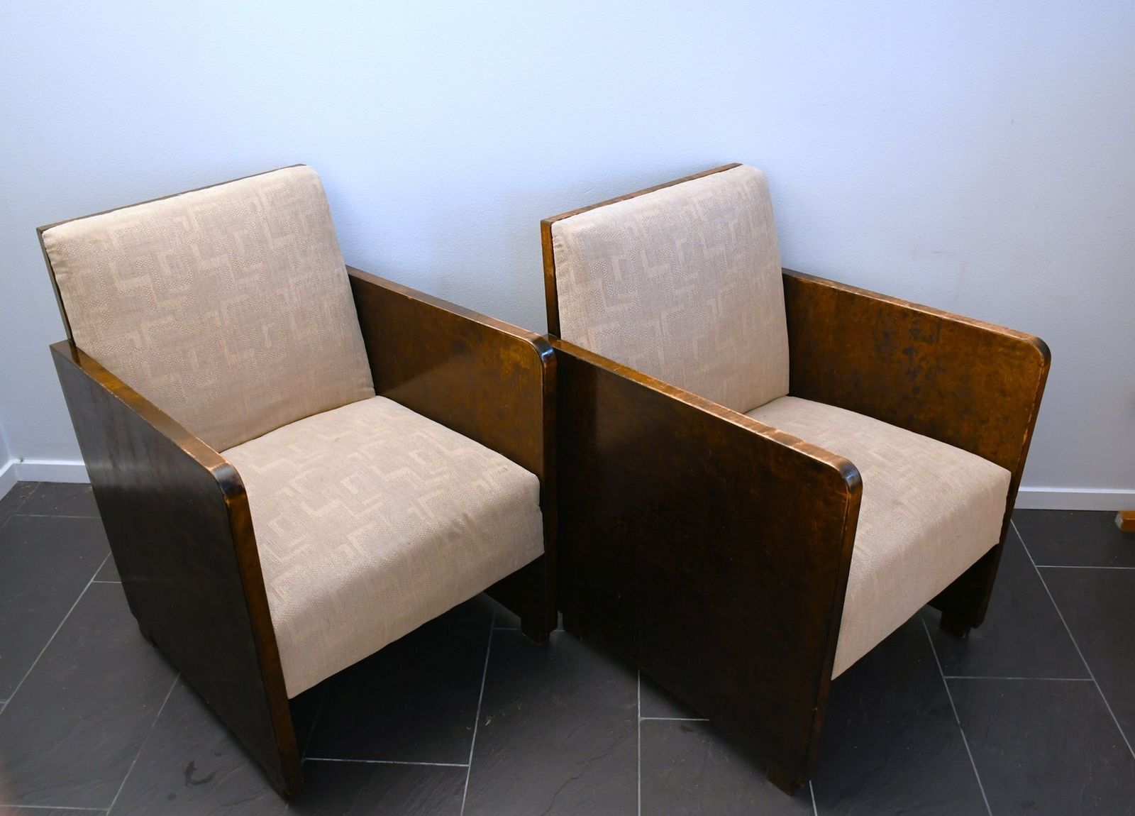 Swedish Grace fauteuils in gevlamd berkenhout, toegeschreven aan Axel Larsson voor Bodafors, eind jaren 1920, set van 2