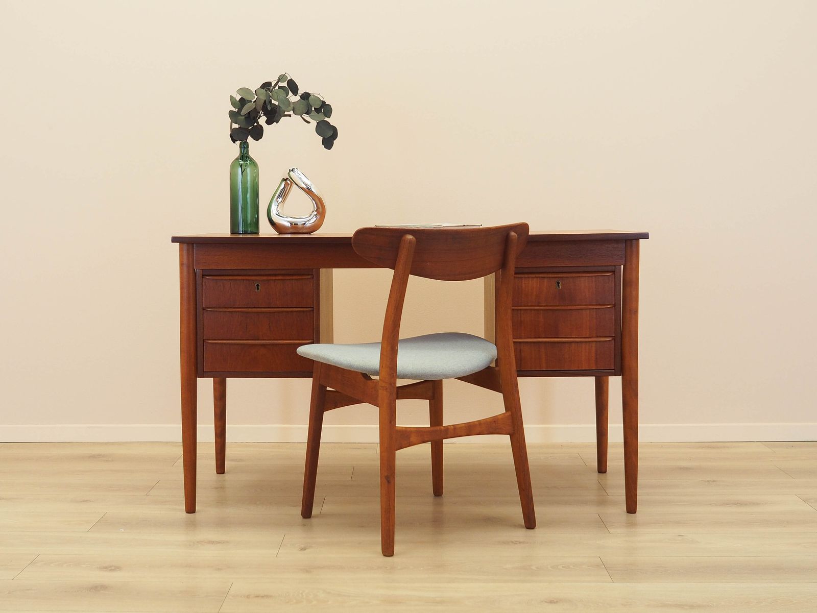 Bureau danois en placage de teck, six tiroirs, années 1970. photo furniture