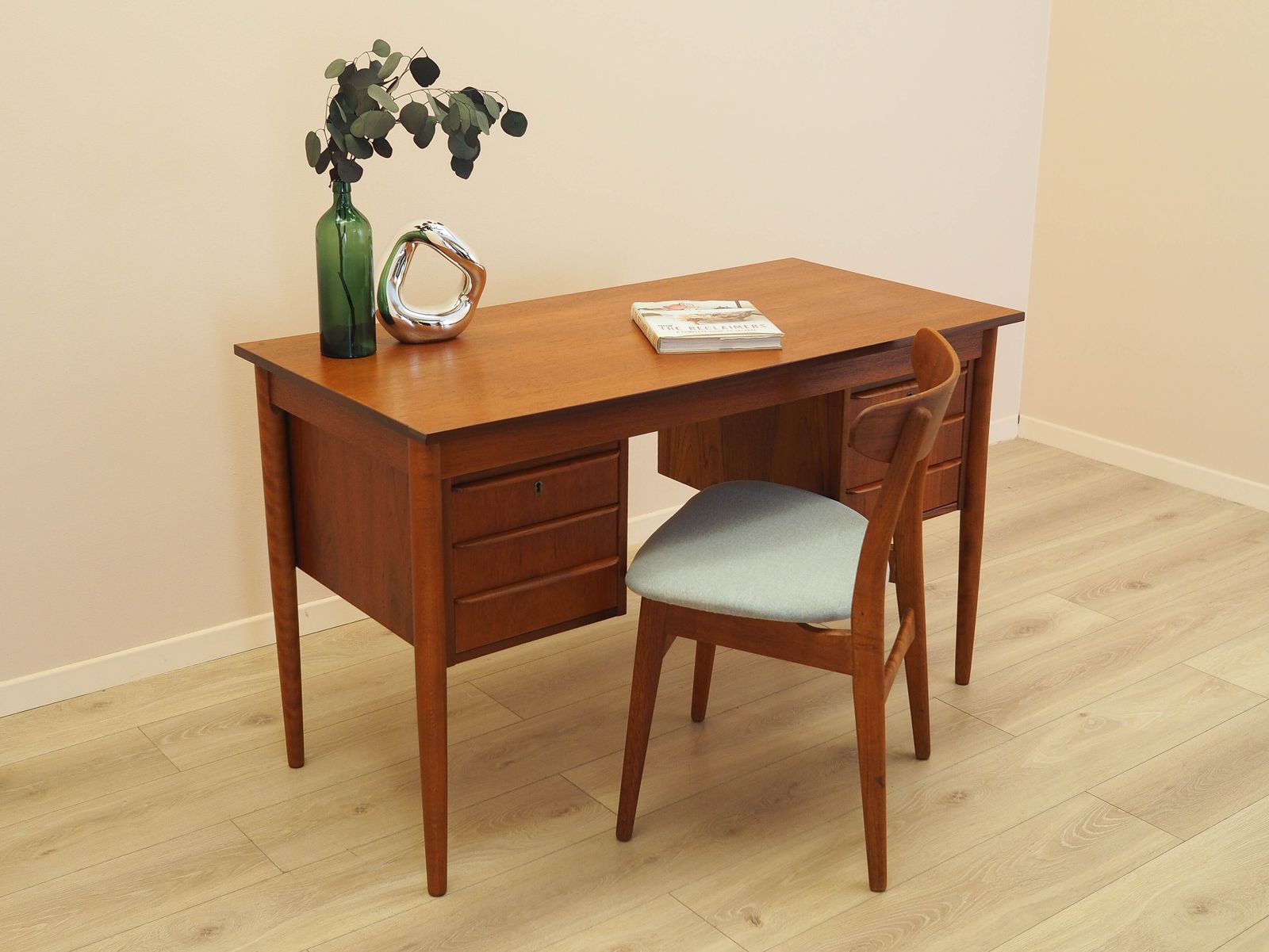 Bureau danois en placage de teck, six tiroirs, années 1970. photo for sale