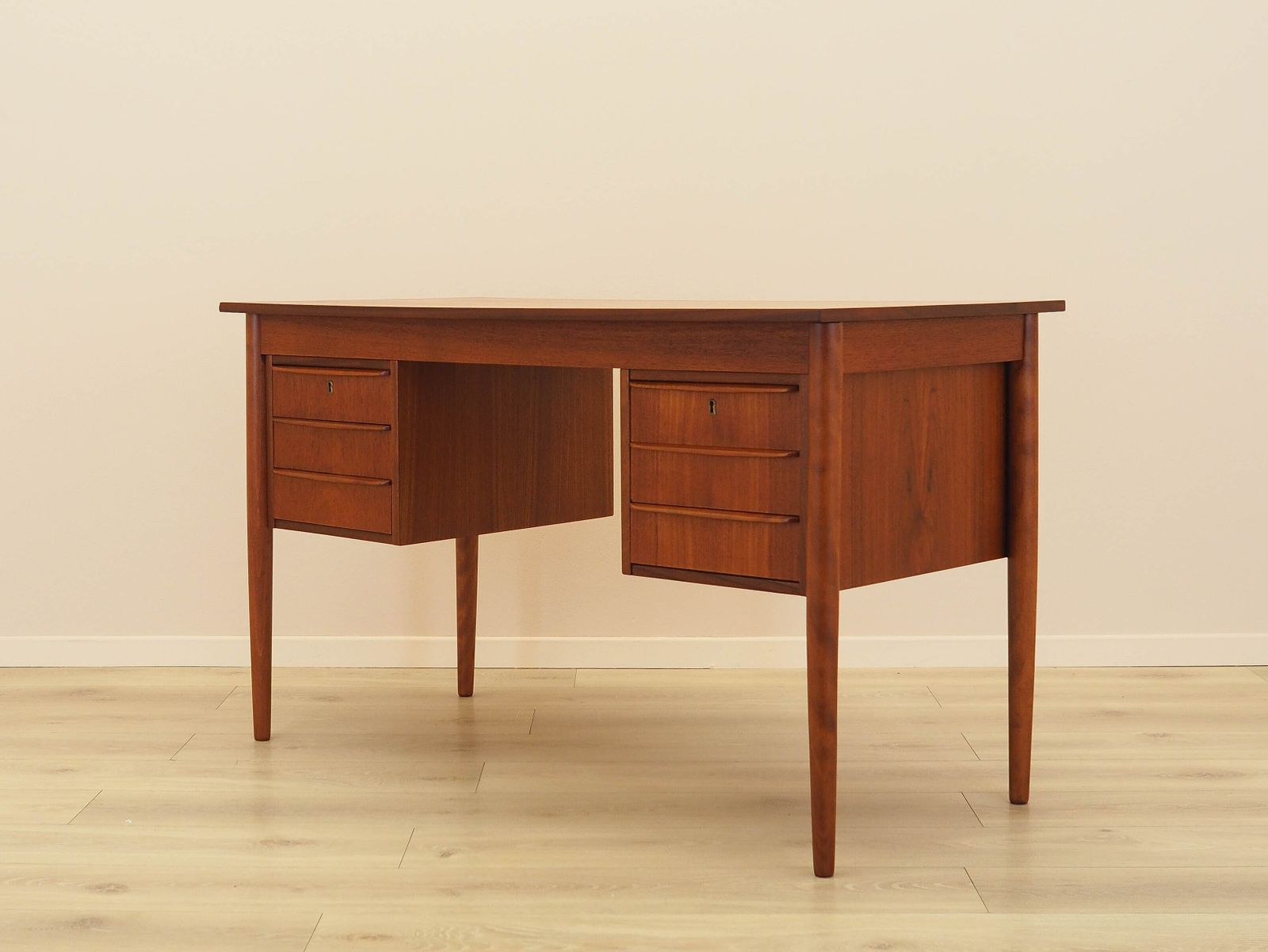 Bureau danois en placage de teck, six tiroirs, années 1970. photo 1468.0