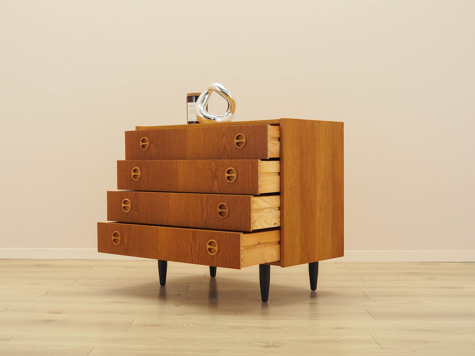 Commode danoise en placage de frêne, années 1970, poignées rondes et pieds noirs photo Mobilier
