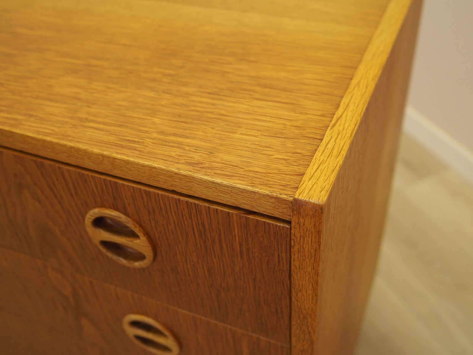 Commode danoise en placage de frêne, années 1970, poignées rondes et pieds noirs photo vintage