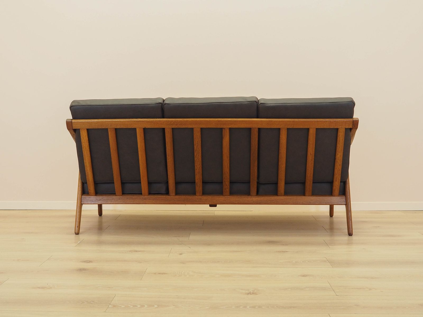 Brockmann Petersen Eikenhouten Bank voor Randers Møbelfabrik, Leren Bekleding, Denemarken, jaren 1970. photo vinterior
