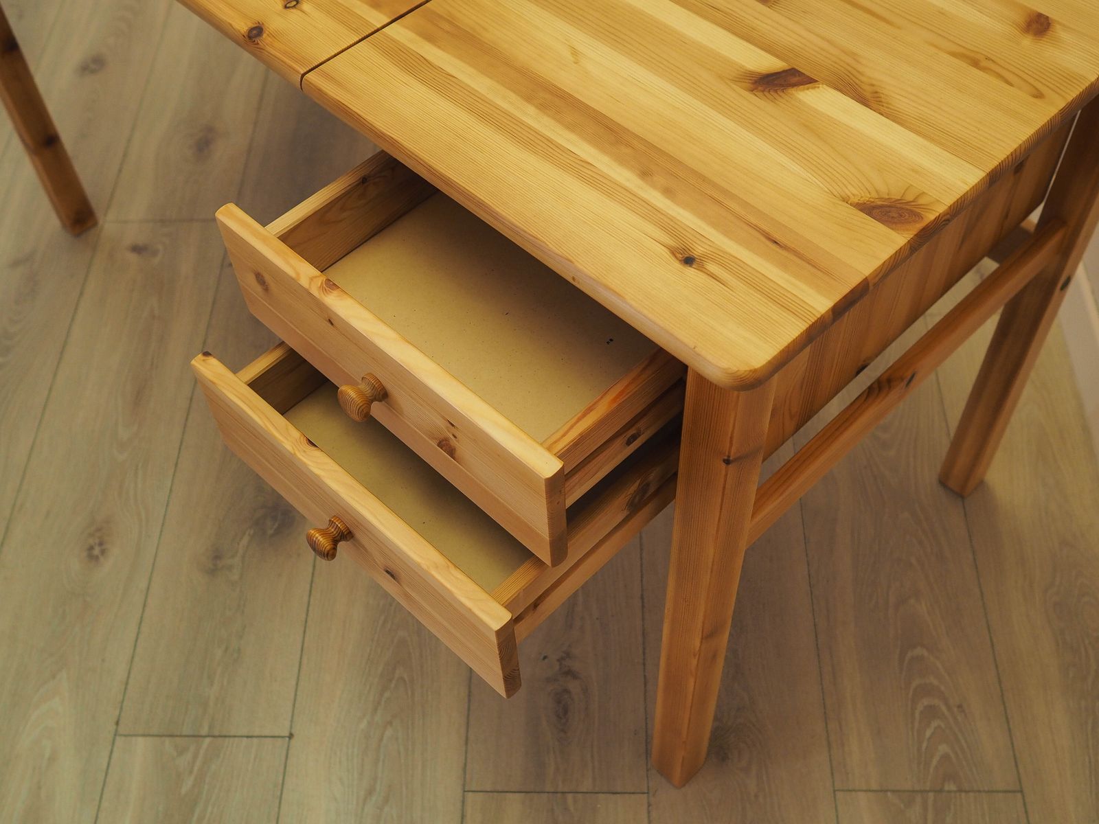 photo vintage Deens Bureau van Massief Grenenhout met Verstelbaar Blad en Lades, ca. jaren 1990.
