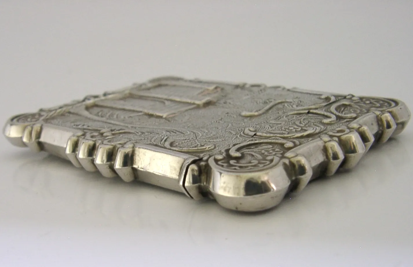 photo for sale Zeldzaam Amerikaans sterling zilveren Trinity Church Castle Top Card Case ca. 1850