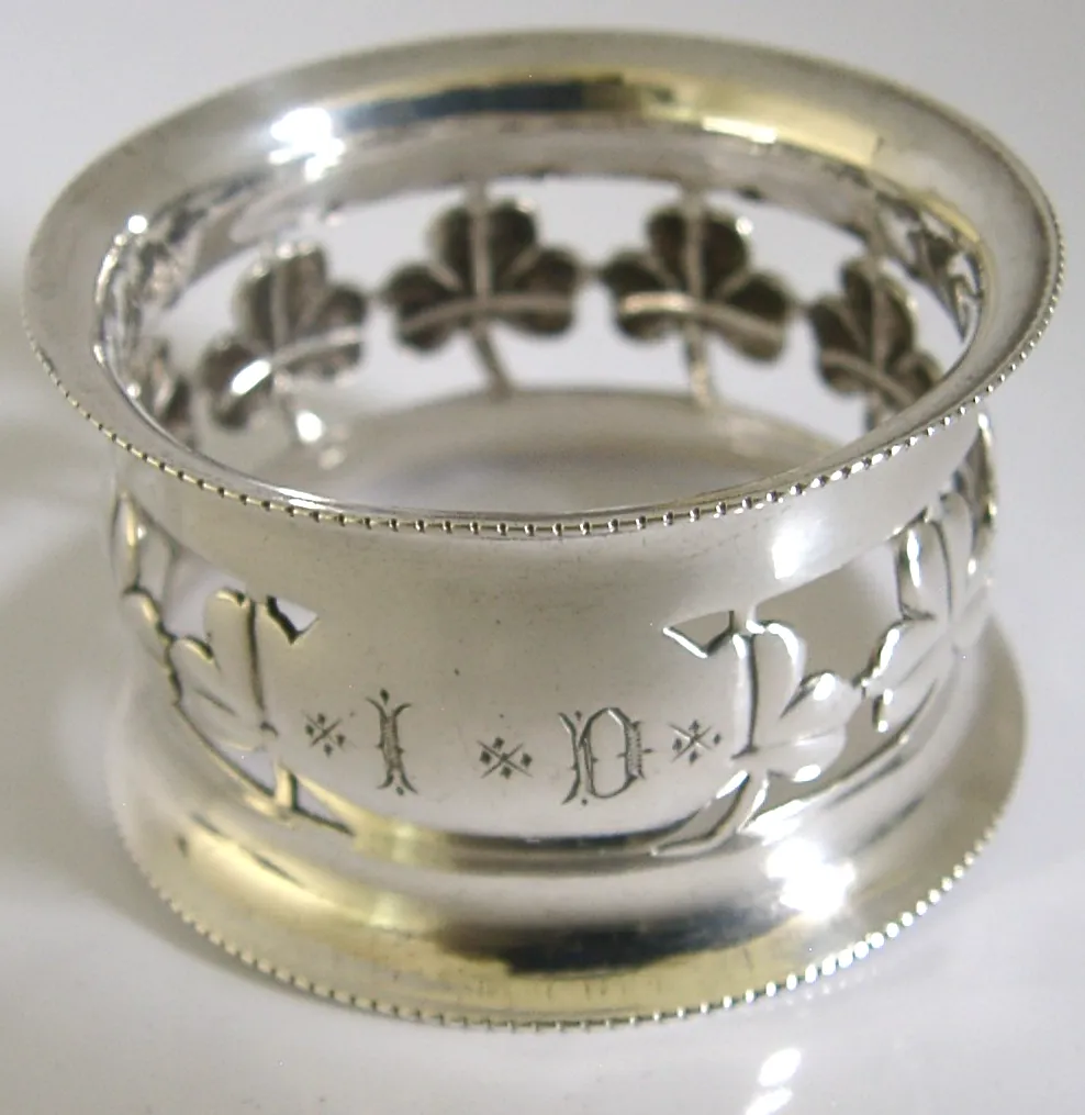 Rond de serviette d'époque en argent sterling, trèfle porte-bonheur ajouré, Chester 1904 photo for sale