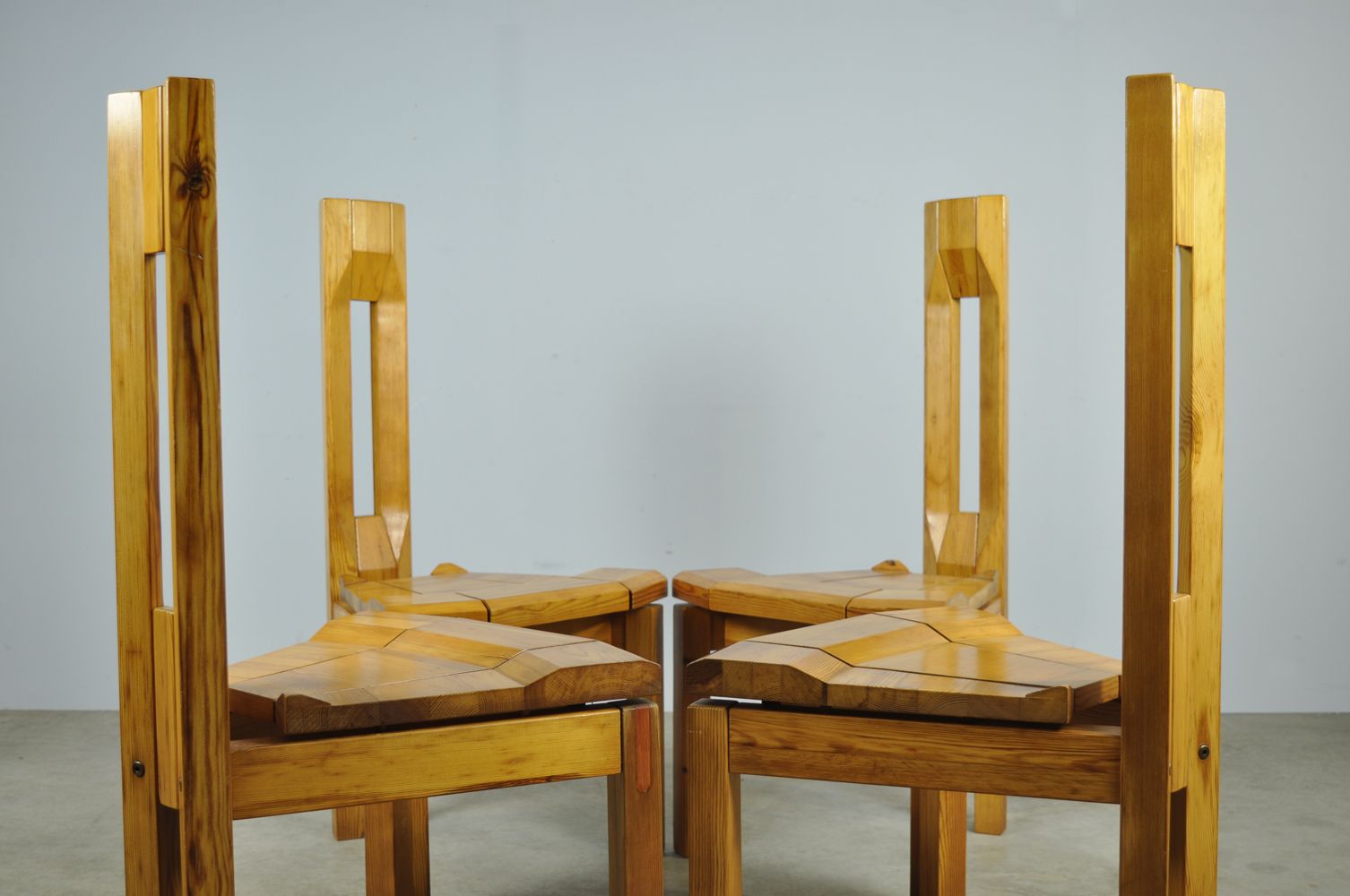 photo furniture Brutalist grenen eettafelstoel naar voorbeeld van Laukaan Puu, Finland, ca. jaren 1970
