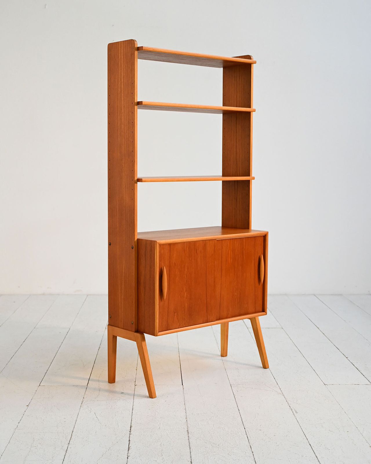 Bibliothèque scandinave en teck à portes coulissantes, années 1950/60 photo vinterior