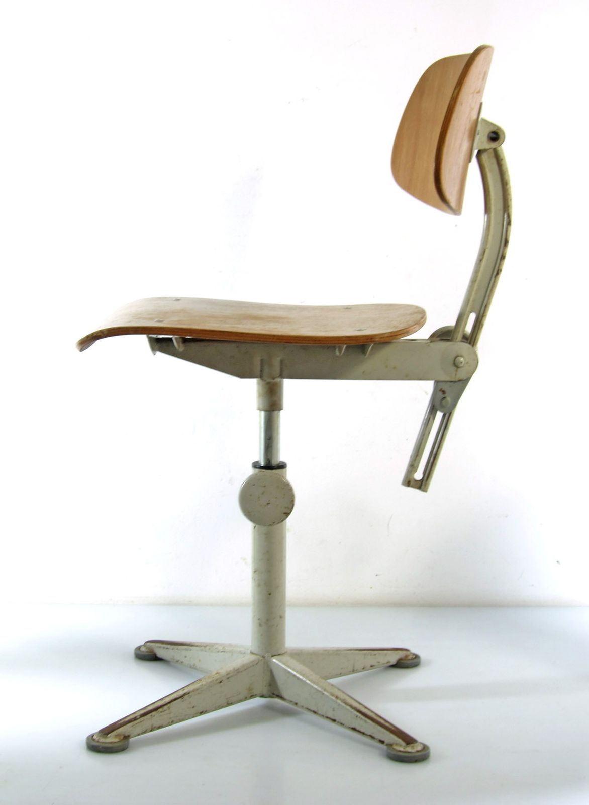 Verstelbare industriële bureaustoelen van Friso Kramer photo 390.0