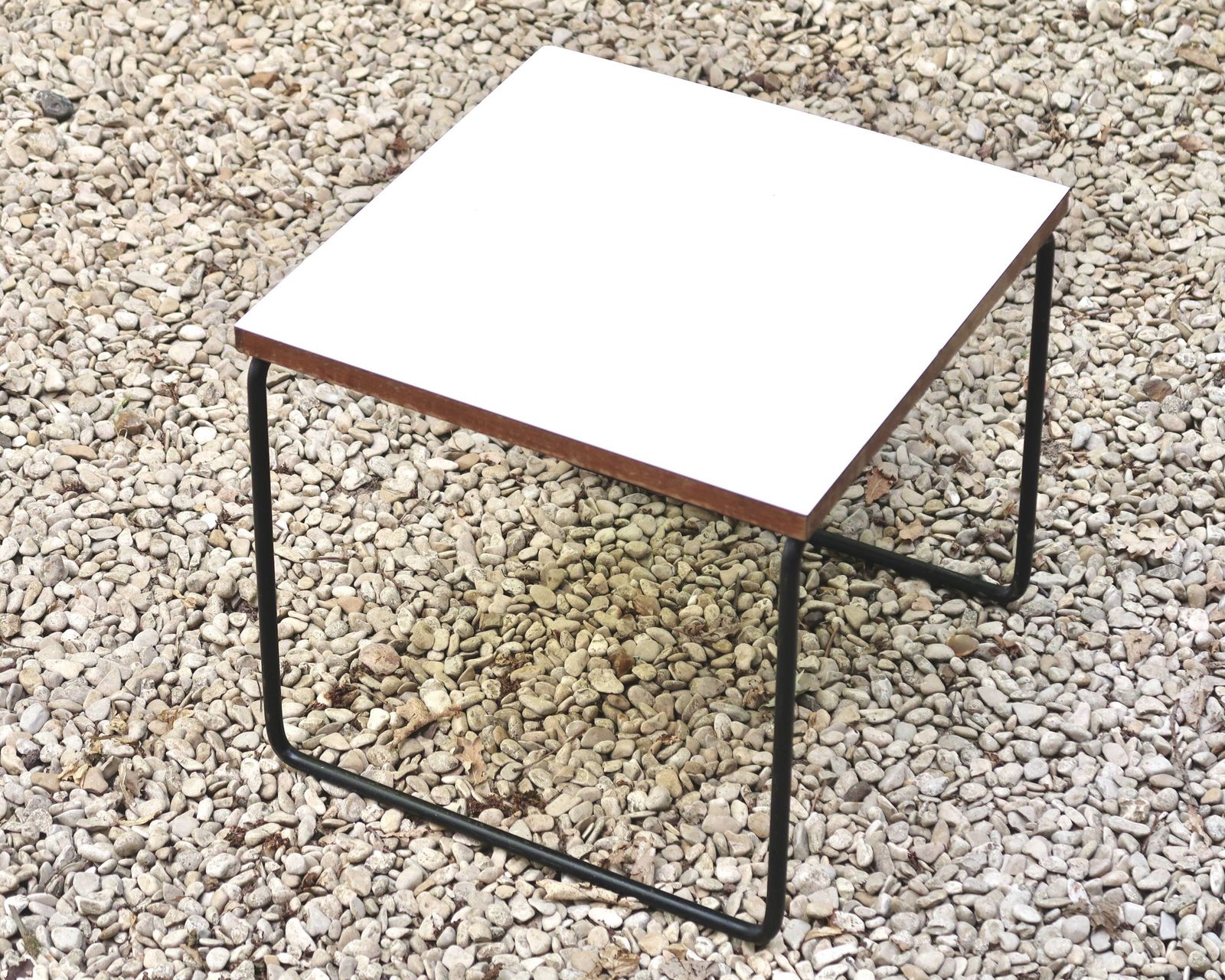 Table basse volante blanche par Pierre Guariche pour Steiner, années 1950. photo furniture