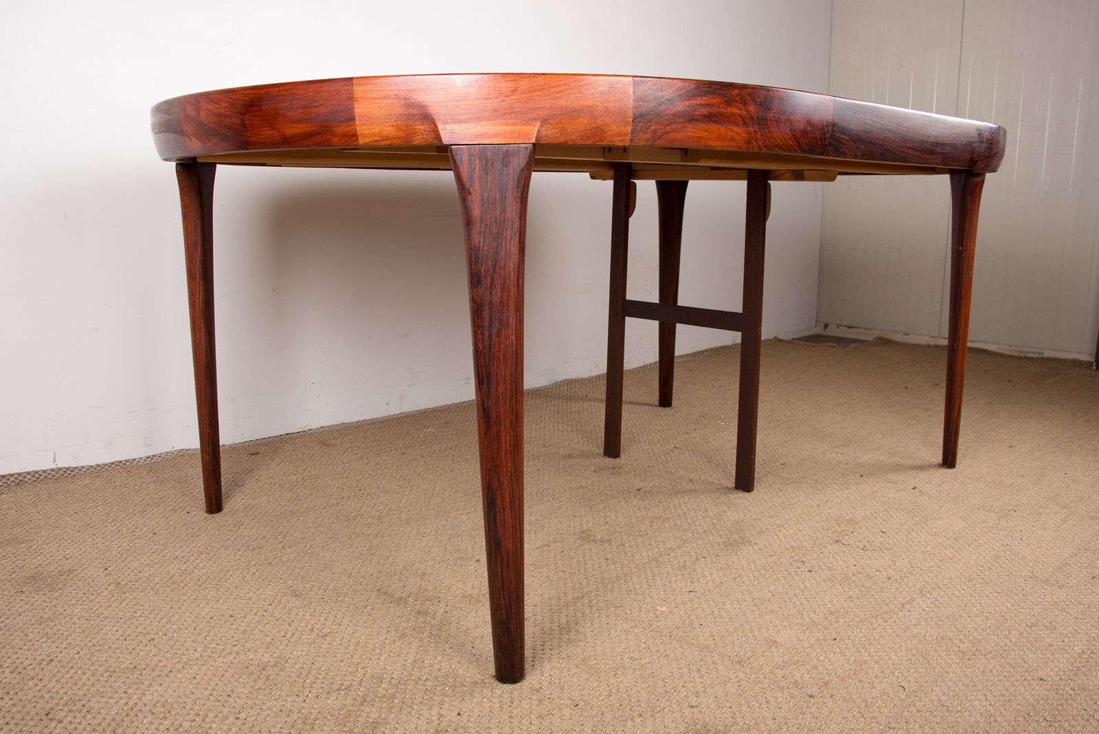 photo for sale Table à manger danoise extensible en palissandre, par Ib Kofod Larsen pour Faarup Mobelfabrik.