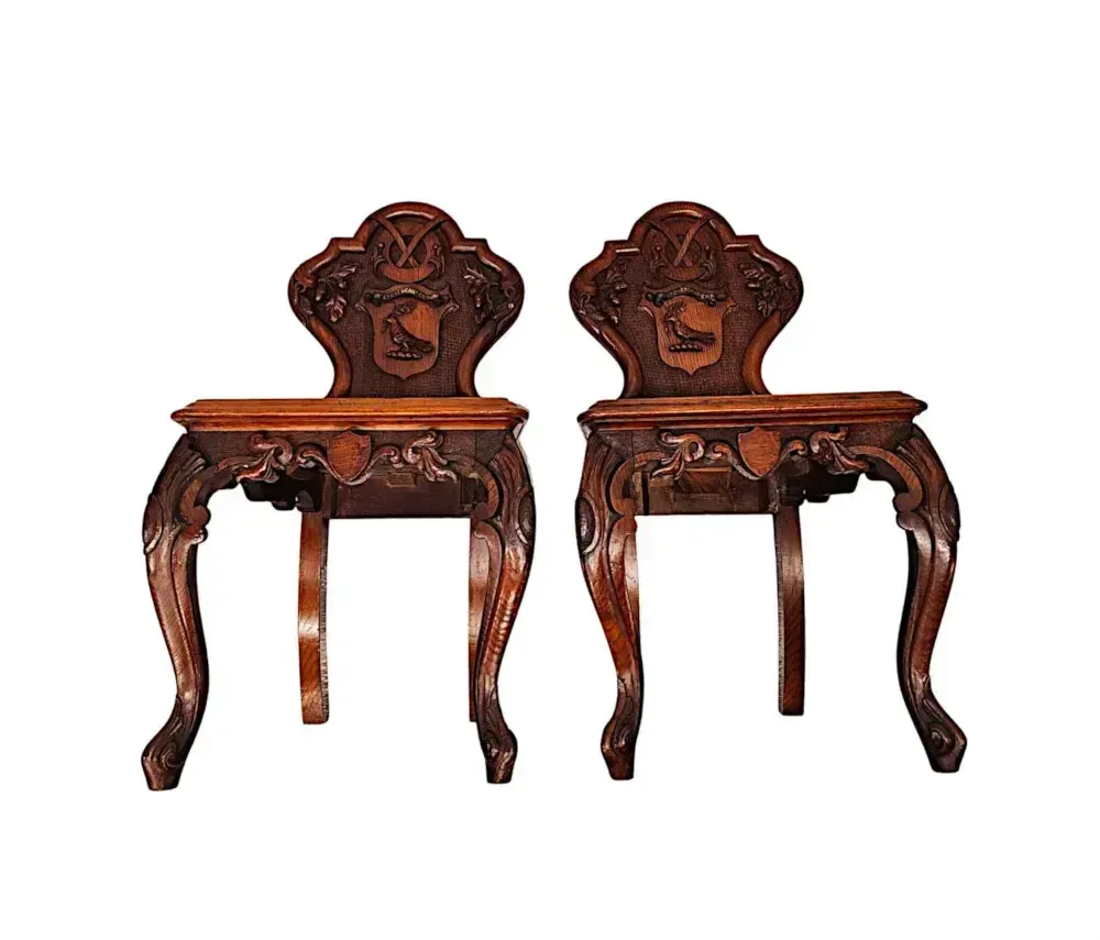 Zeer zeldzaam paar 19e eeuwse zwaar gesneden eiken Engelse Country House hallstoelen photo buy