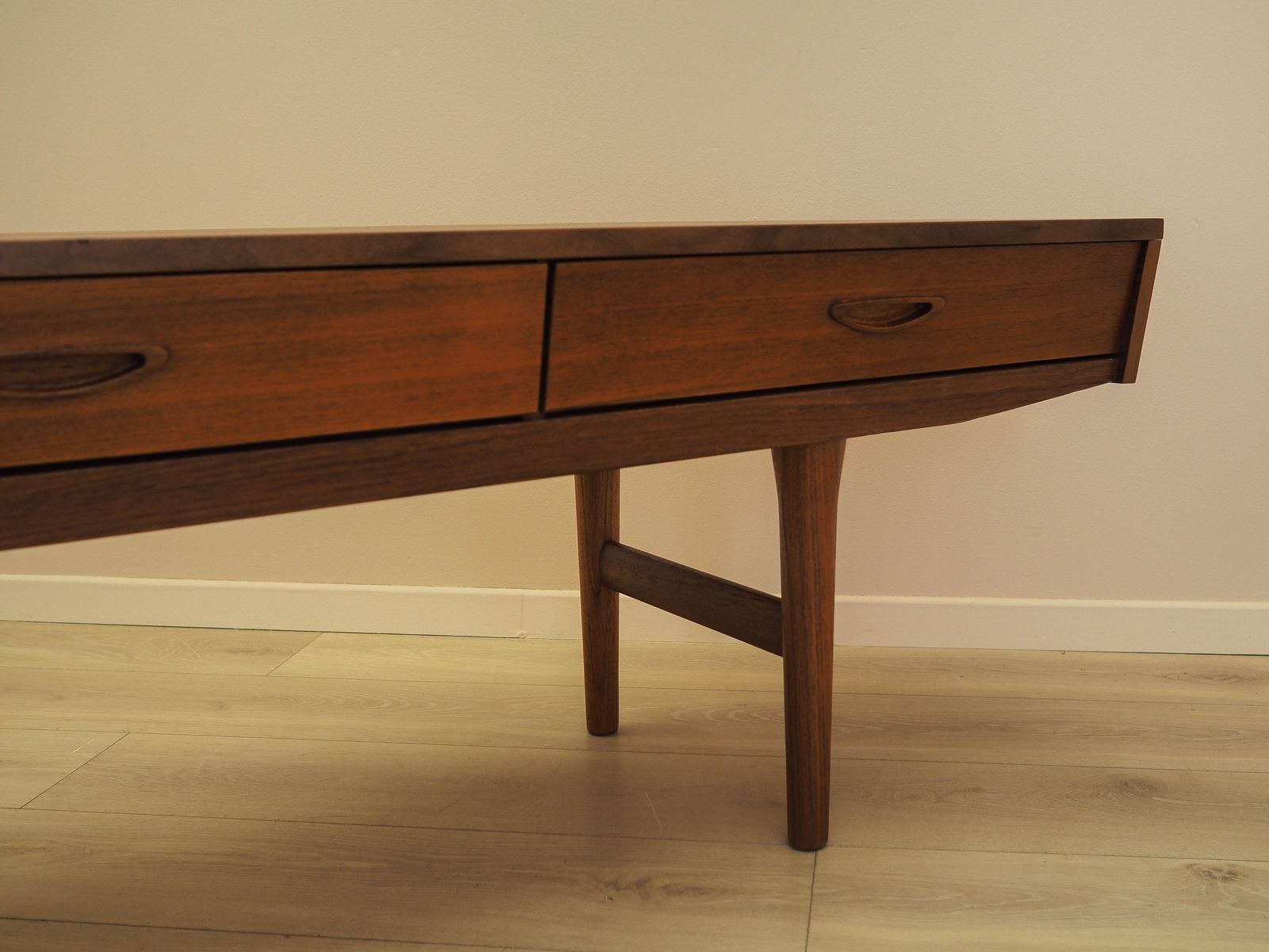 photo buy Deens Teakhouten Dressoir Ca. Jaren 1970 - Laag Model Met Drie Lades, Scandinavisch Modern