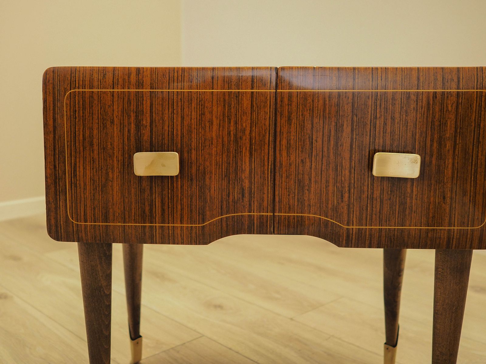 809.0 Paire de tables de chevet italiennes en placage de mahogany, Italian Modern, années 1970 photo