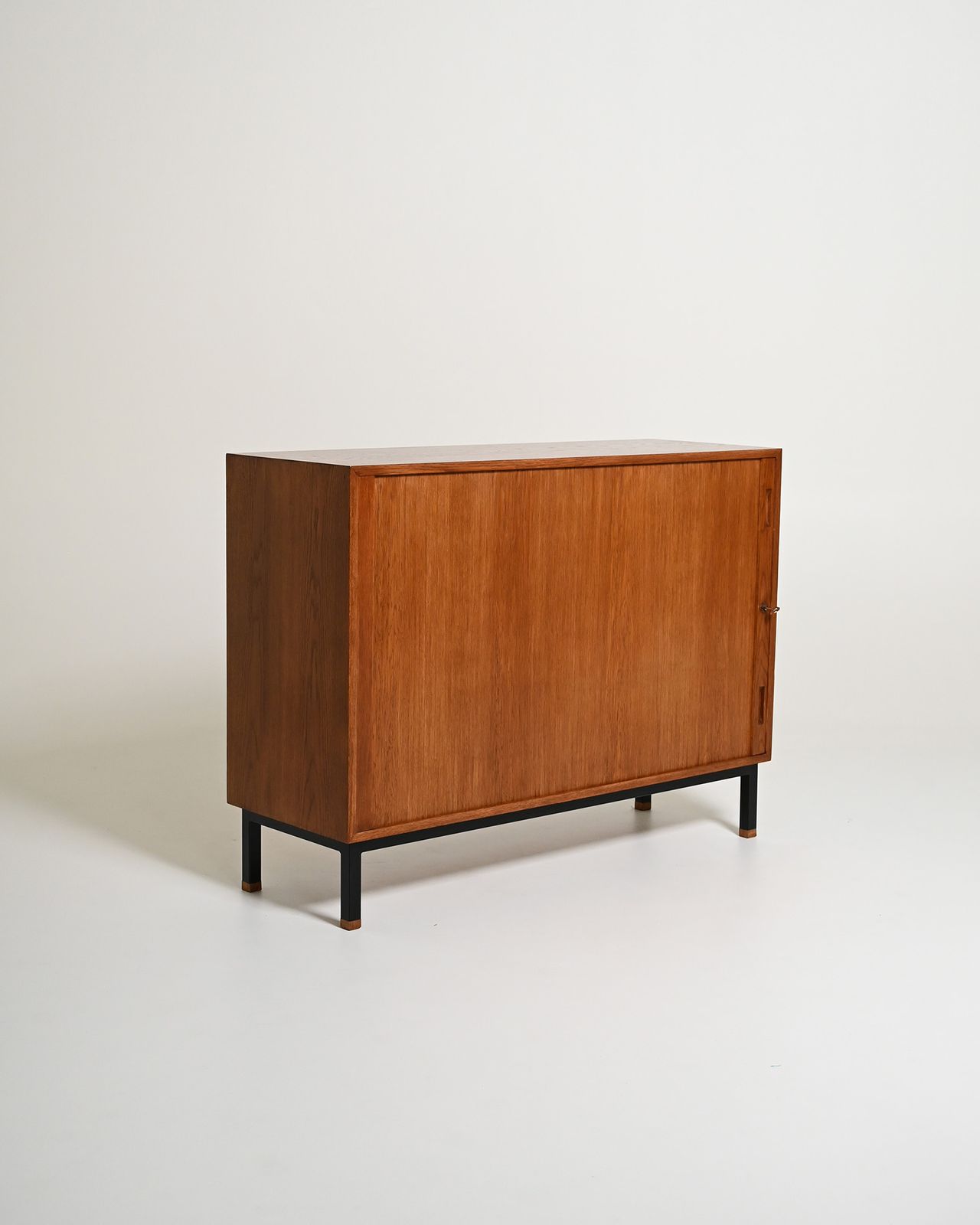 Scandinavische eikenhouten tambourkast, jaren 1960 photo furniture